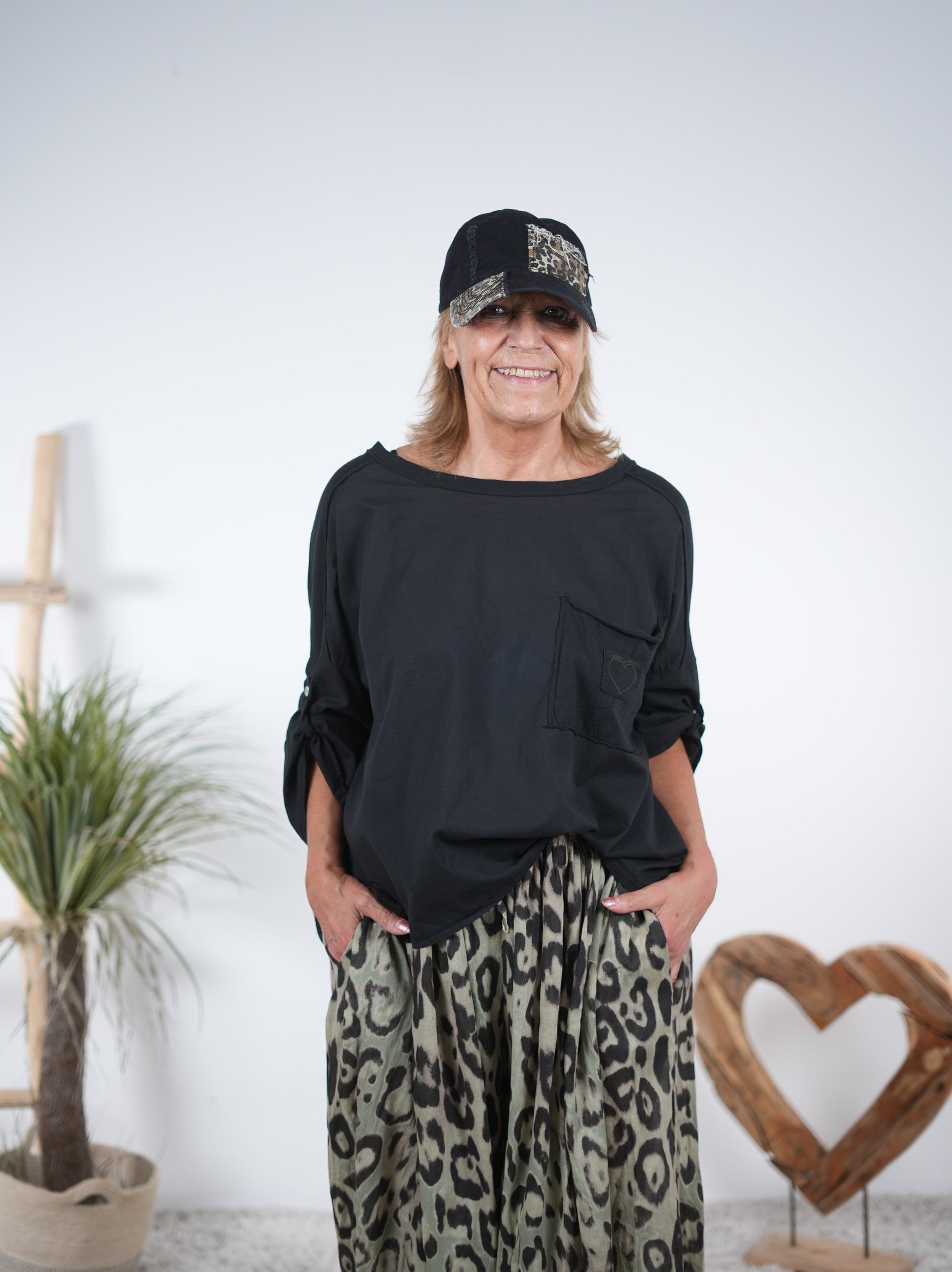 leichtes Blusen Shirt mit kleinem Patch Schwarz