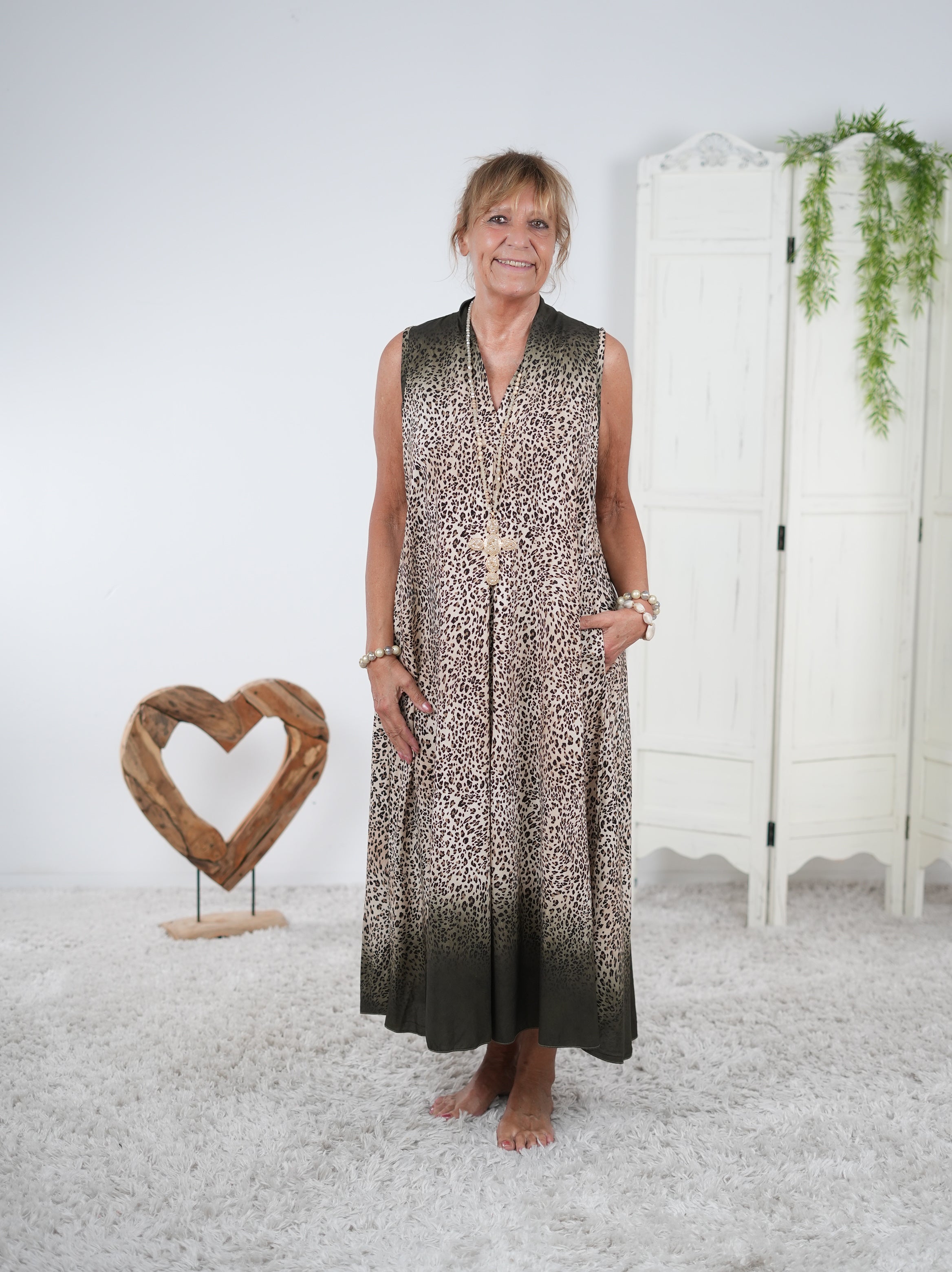 leichtes Kleid im Leo Look mit V-Ausschnitt Olive
