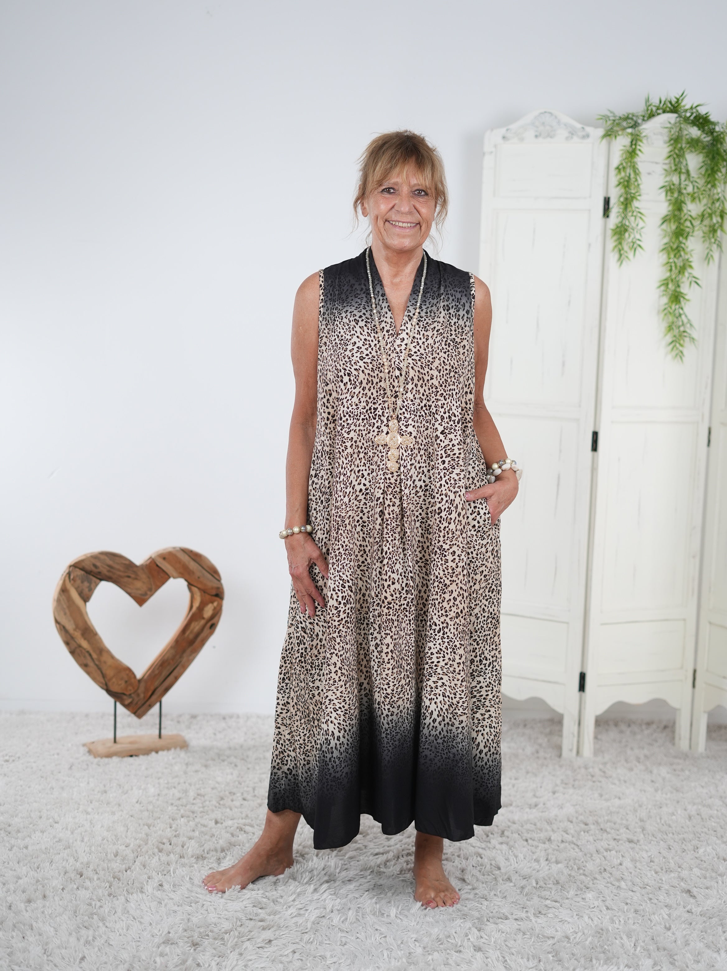 leichtes Kleid im Leo Look mit V-Ausschnitt