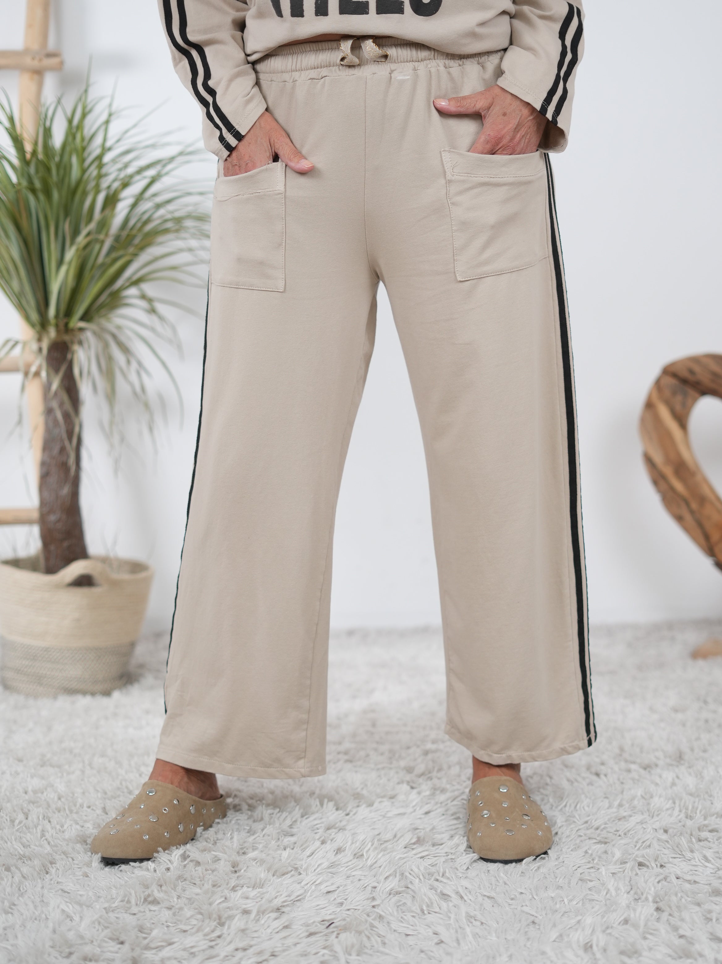 Weite Jogpant mit aufgesetzten Taschen Beige