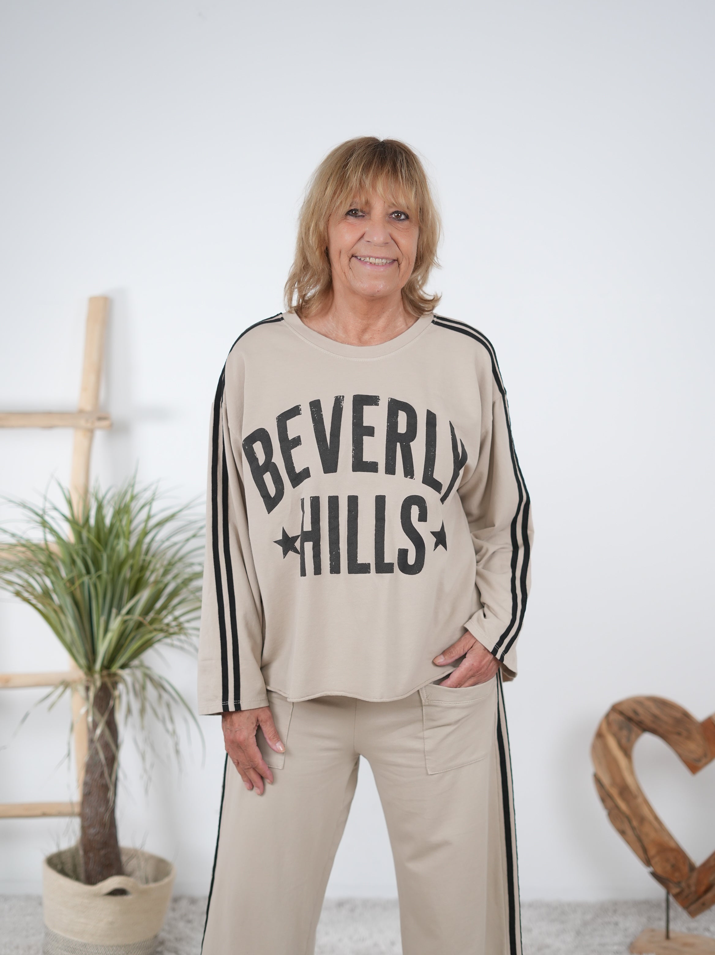 Leichtes Sweaty mit großem Schriftzug und seitlichen Streifen Beige