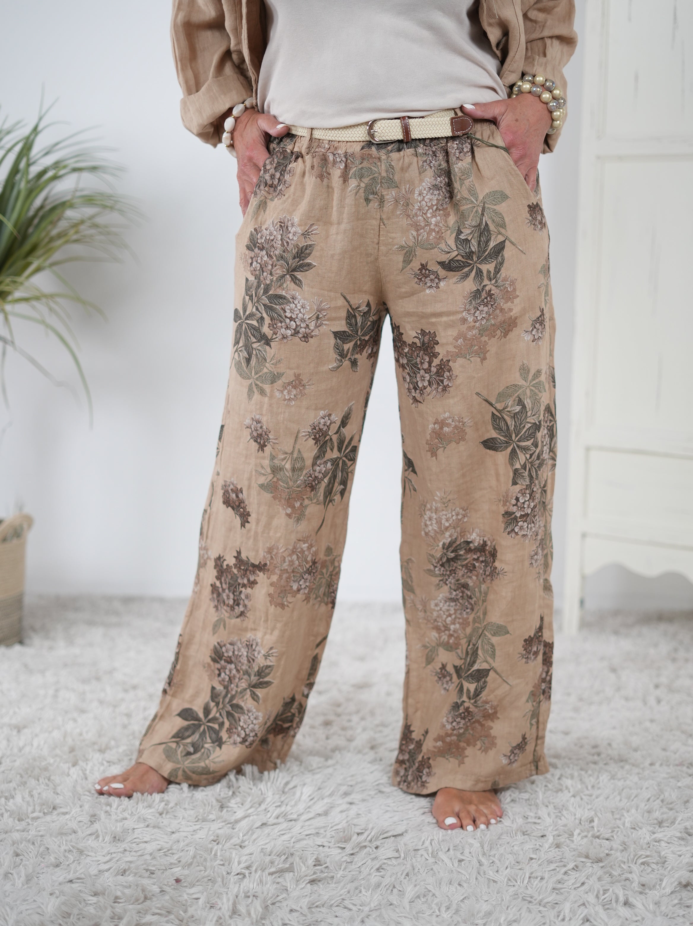 Luftige Leinen Marlene Hose mit Blumen Motiv Camel