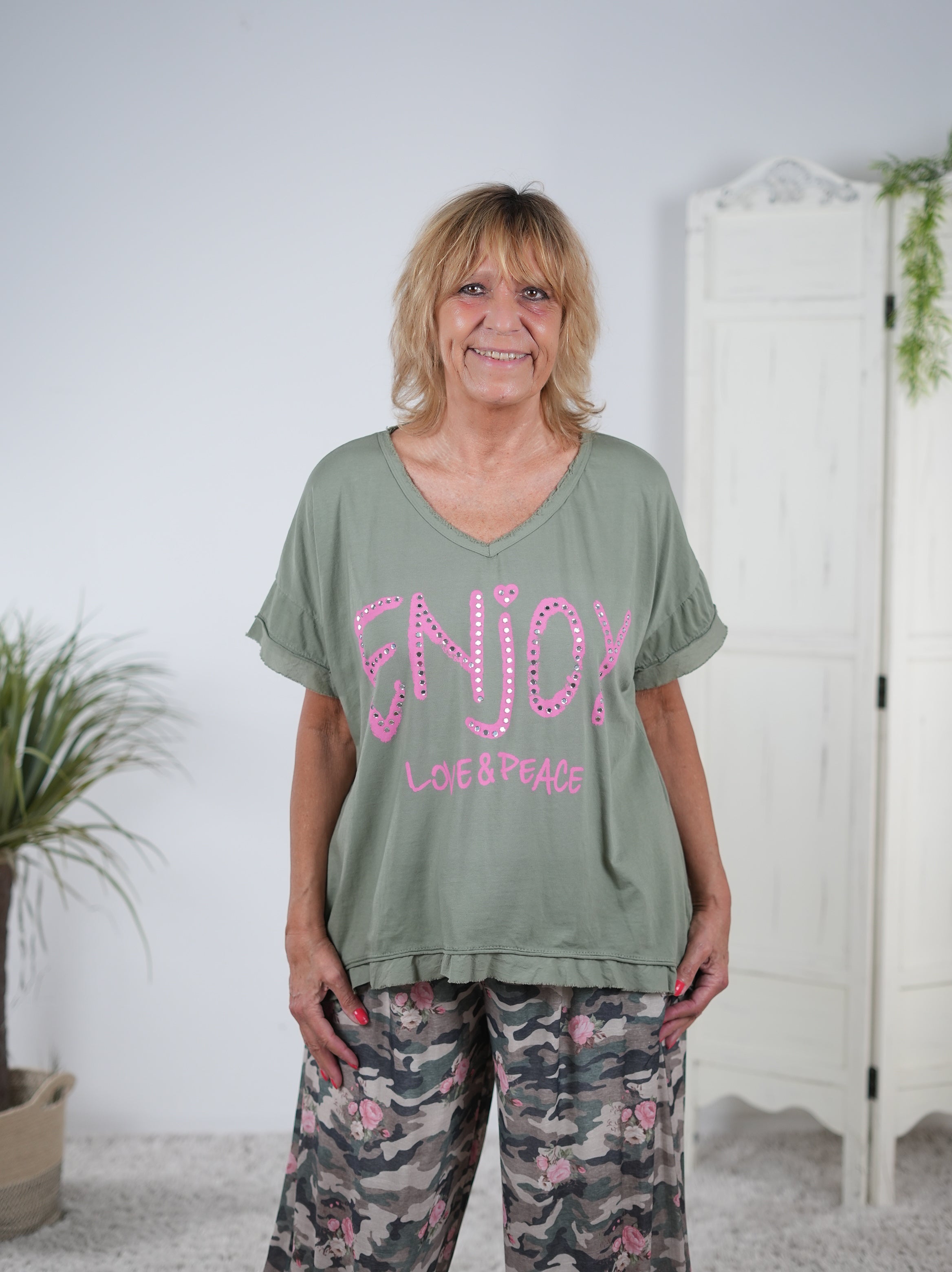 Niedliches Shirt mit "enjoy" Schriftzug und V-Ausschnitt
