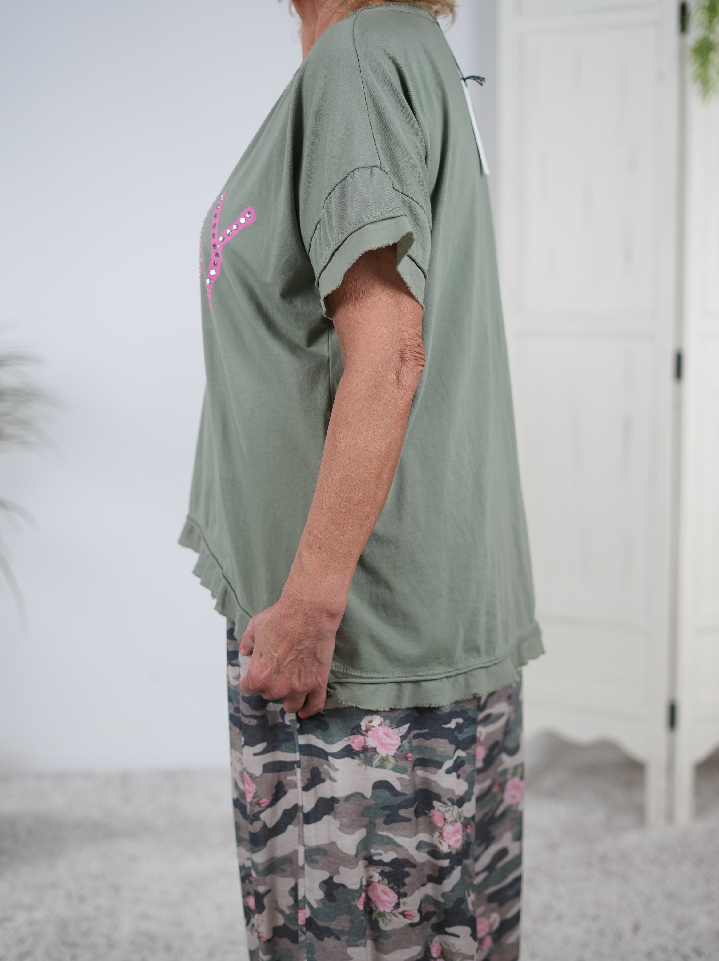 Niedliches Shirt mit "enjoy" Schriftzug und V-Ausschnitt