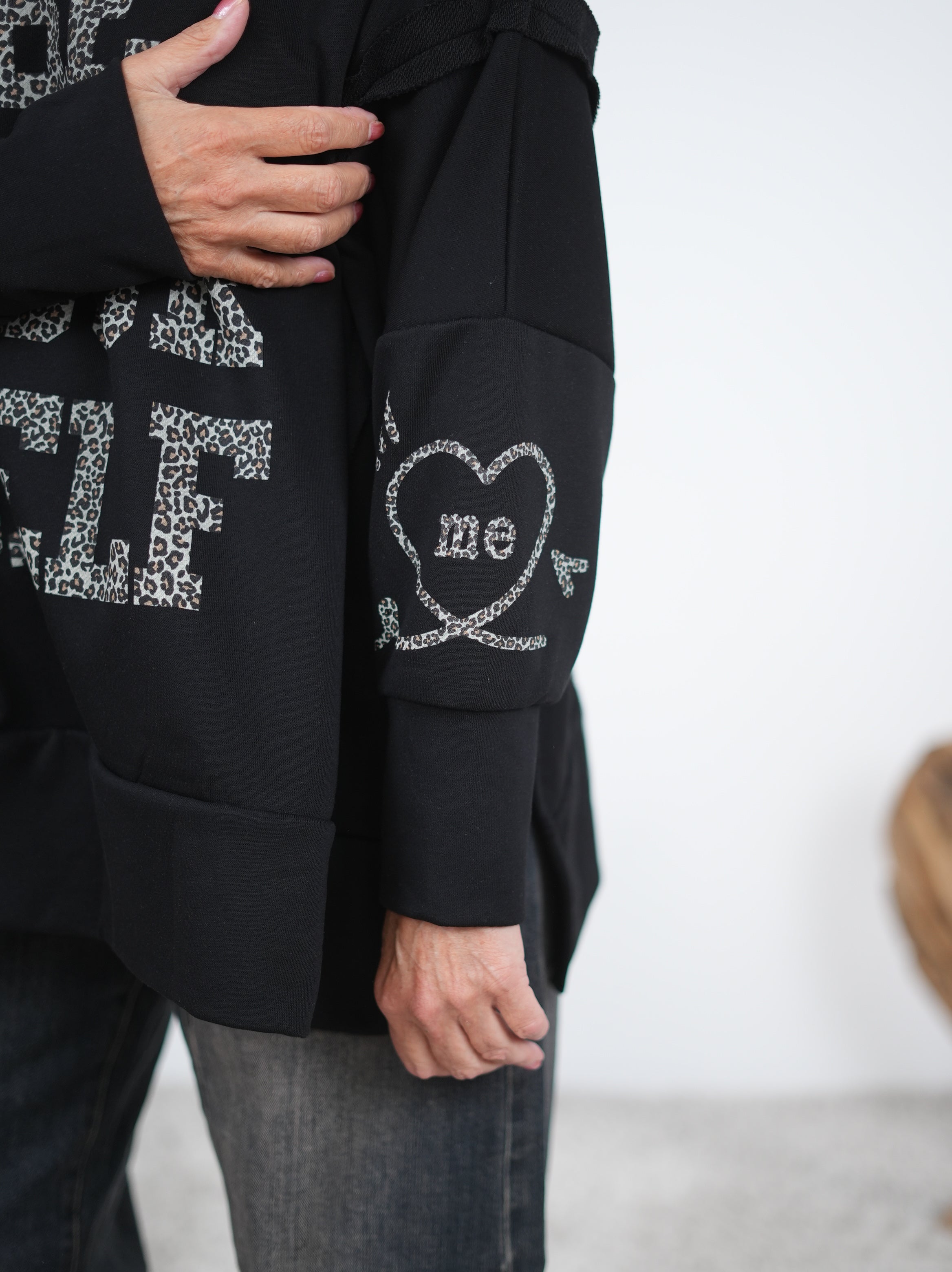 oversize Hoody mit großem Leo Print und Ärmelbündchen