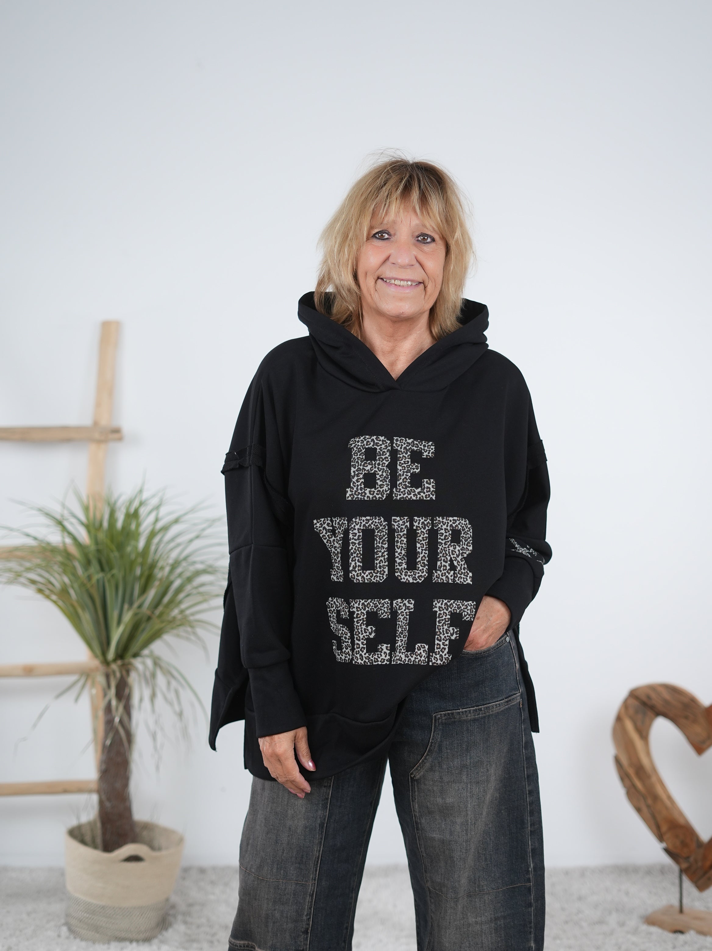 oversize Hoody mit großem Leo Print und Ärmelbündchen Schwarz