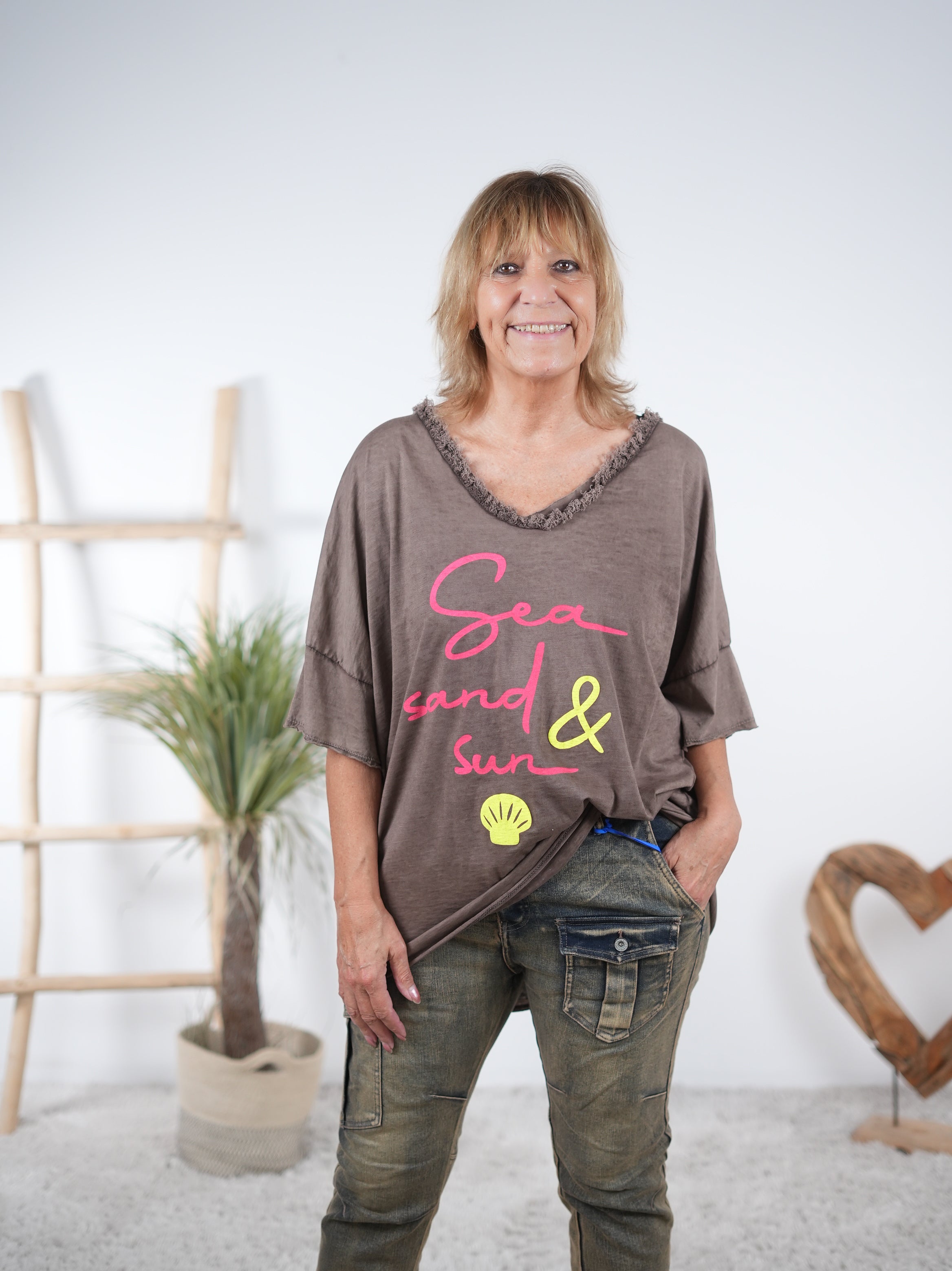 Oversize Shirt mit fransigem Abschluss und farbigem Print Schoko