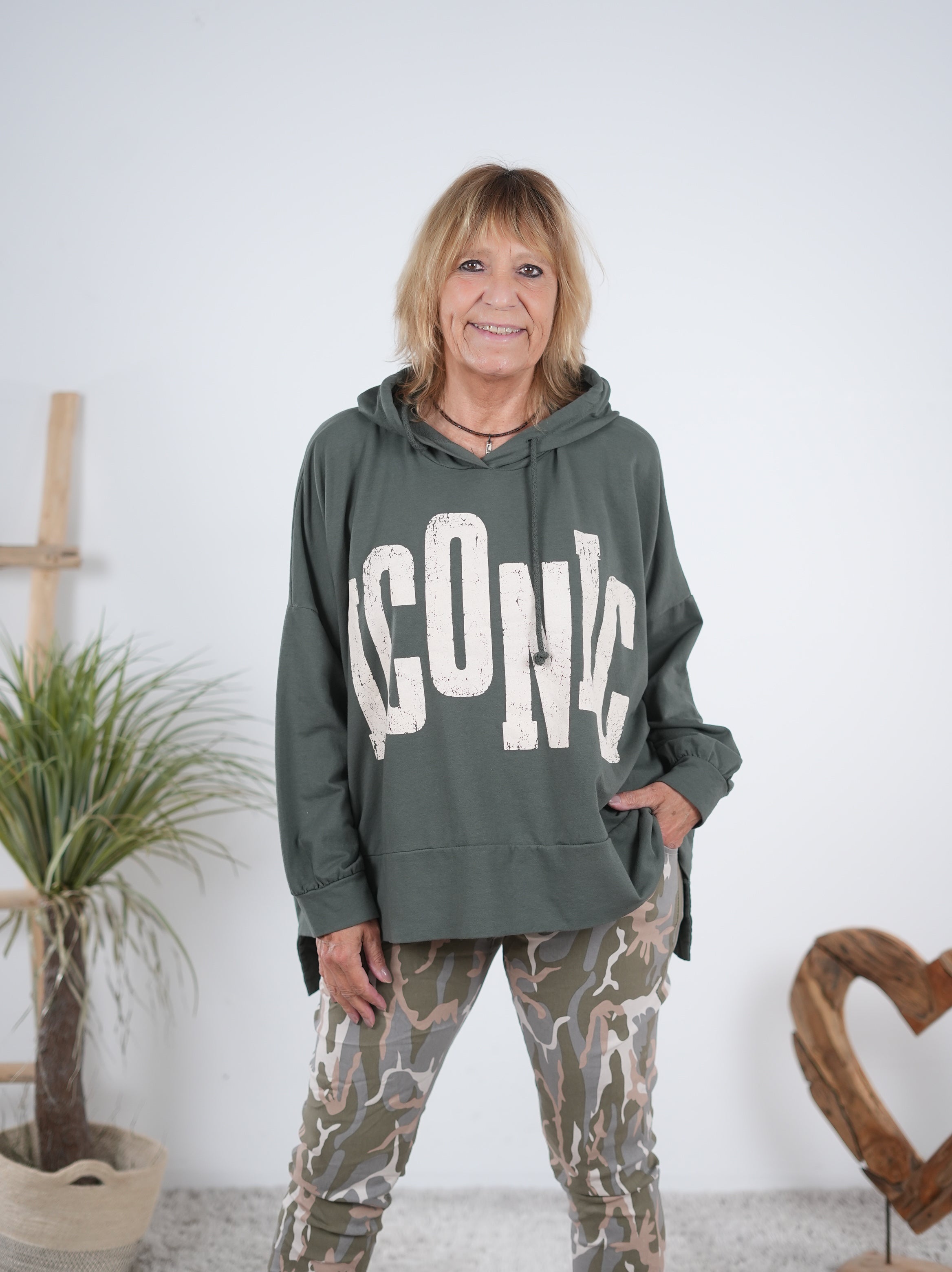 oversized Hoody im Vokuhila Schnitt mit großen Buchstaben Olive
