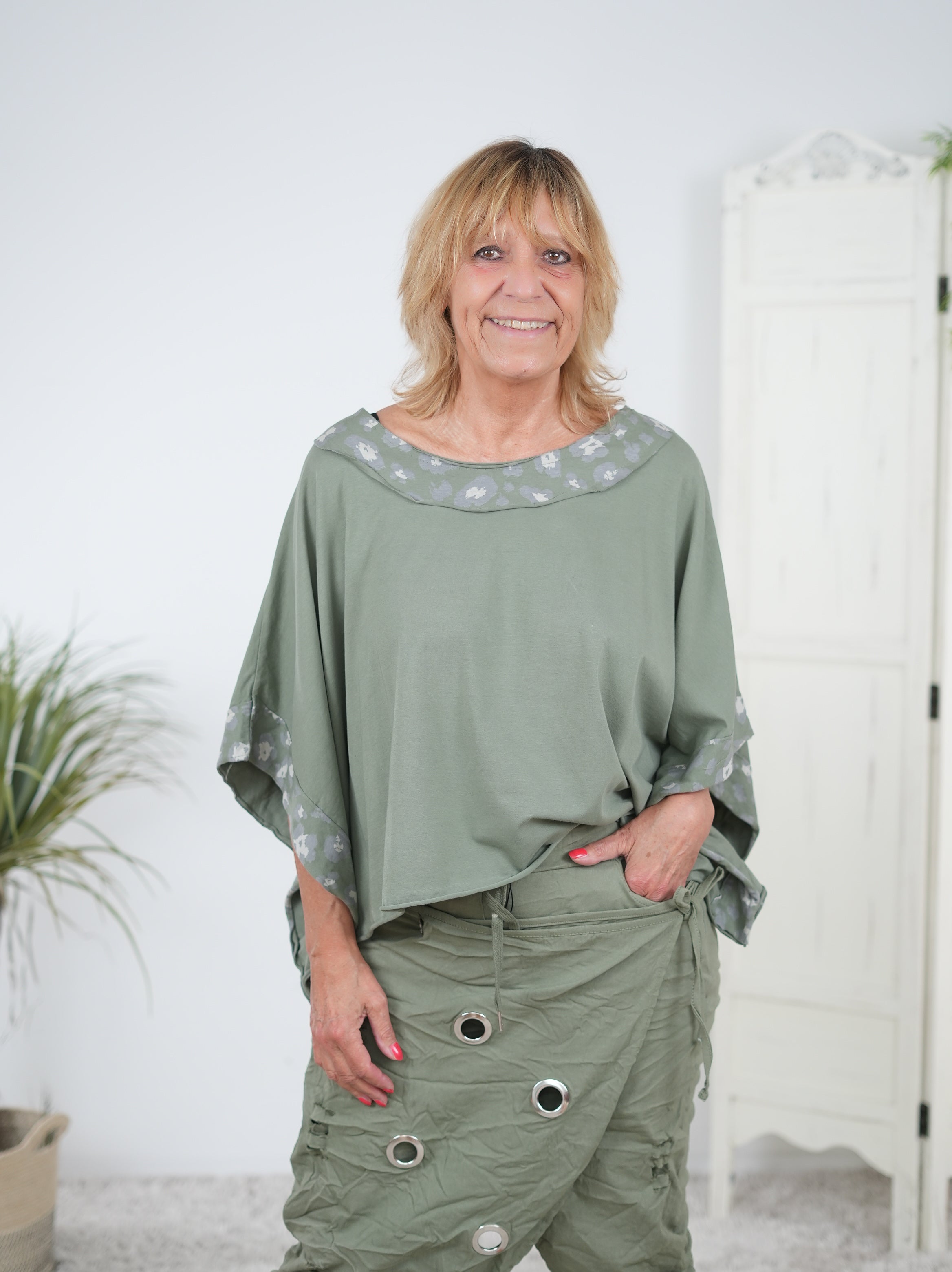 Poncho Shirt mit Leo Akzenten Olive