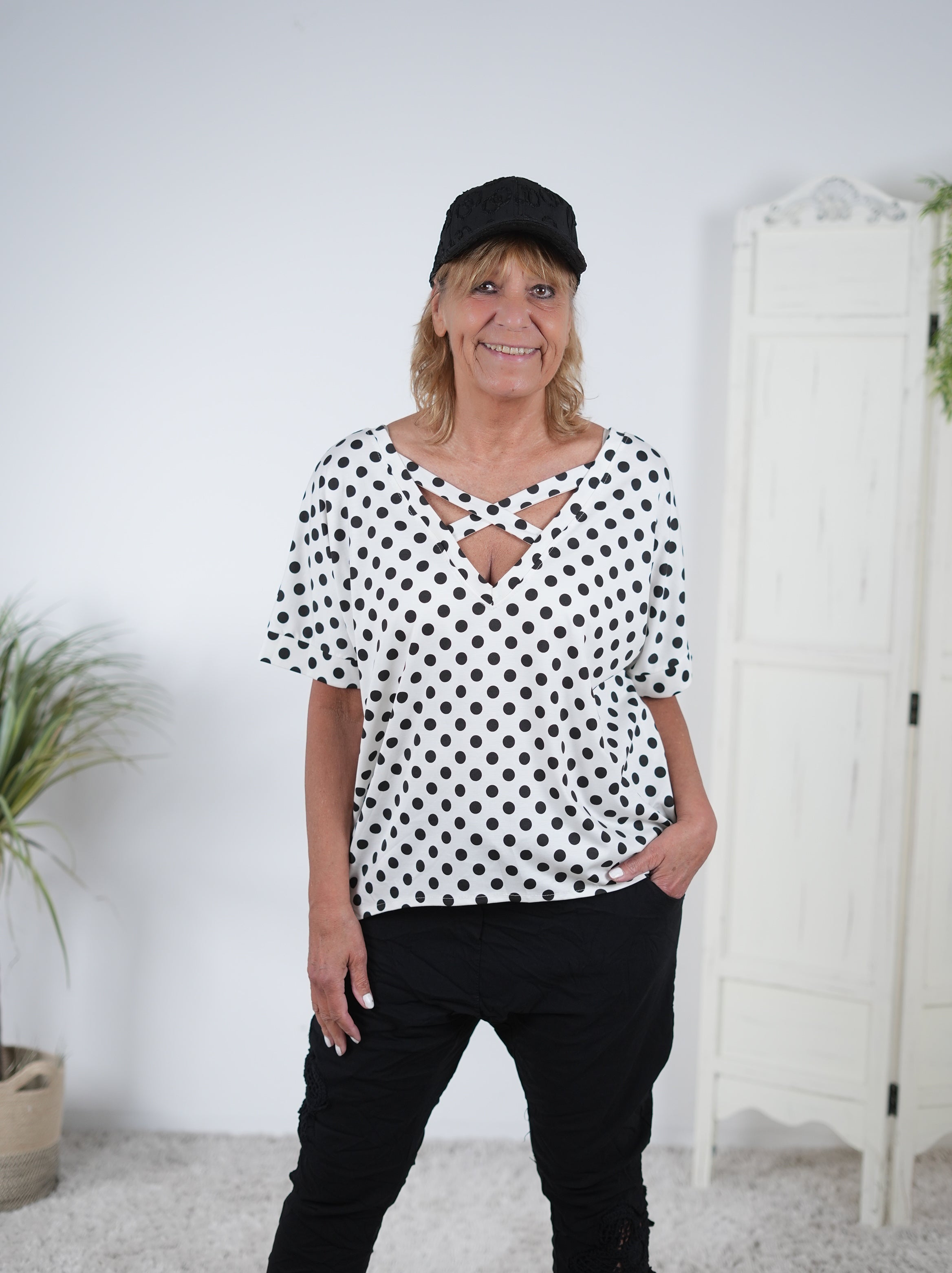 Shirt mit auffälligem Ausschnitt im Dot Design Schwarz