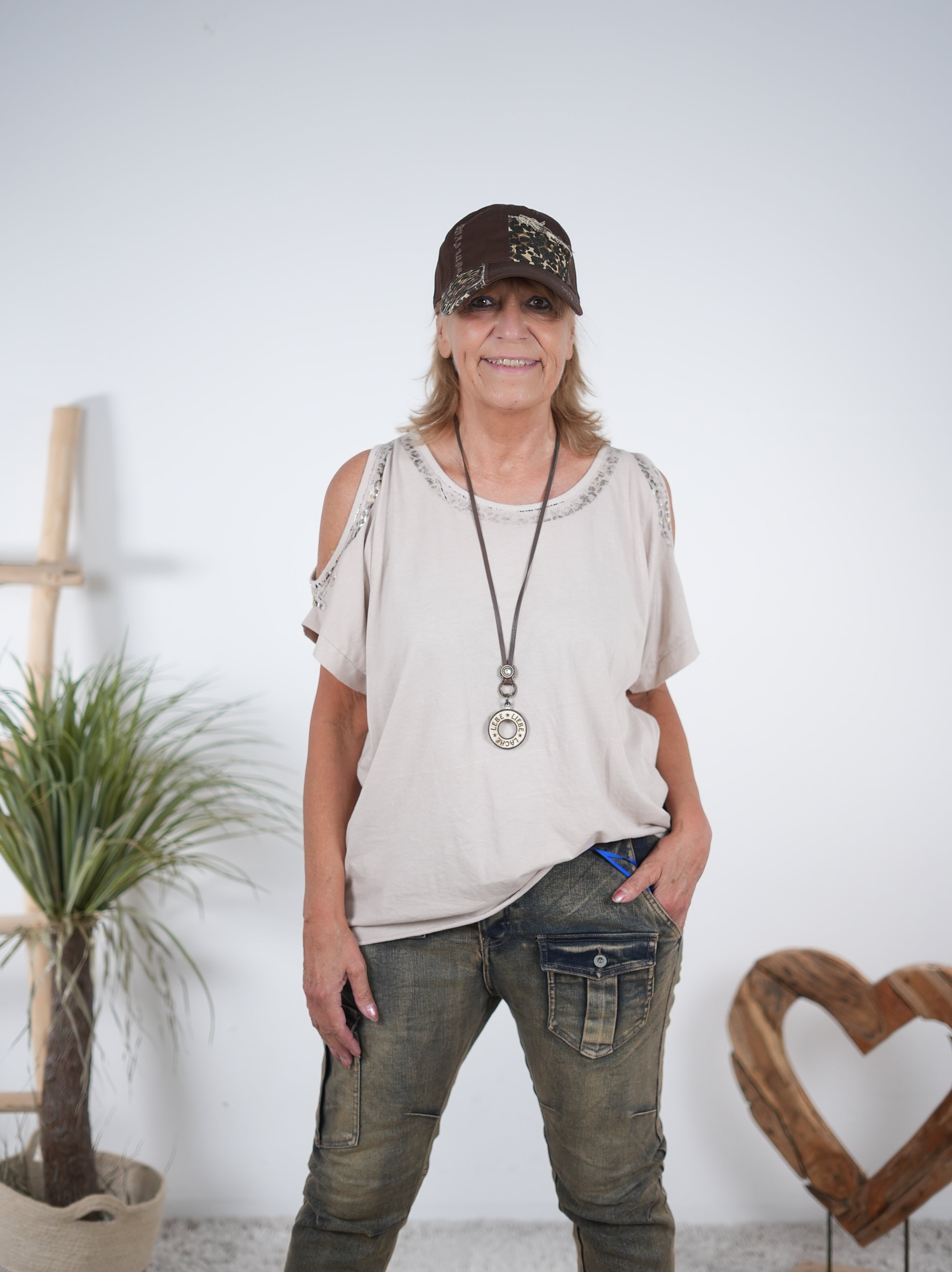 Shirt mit Cut Outs und Leo Akzent Beige