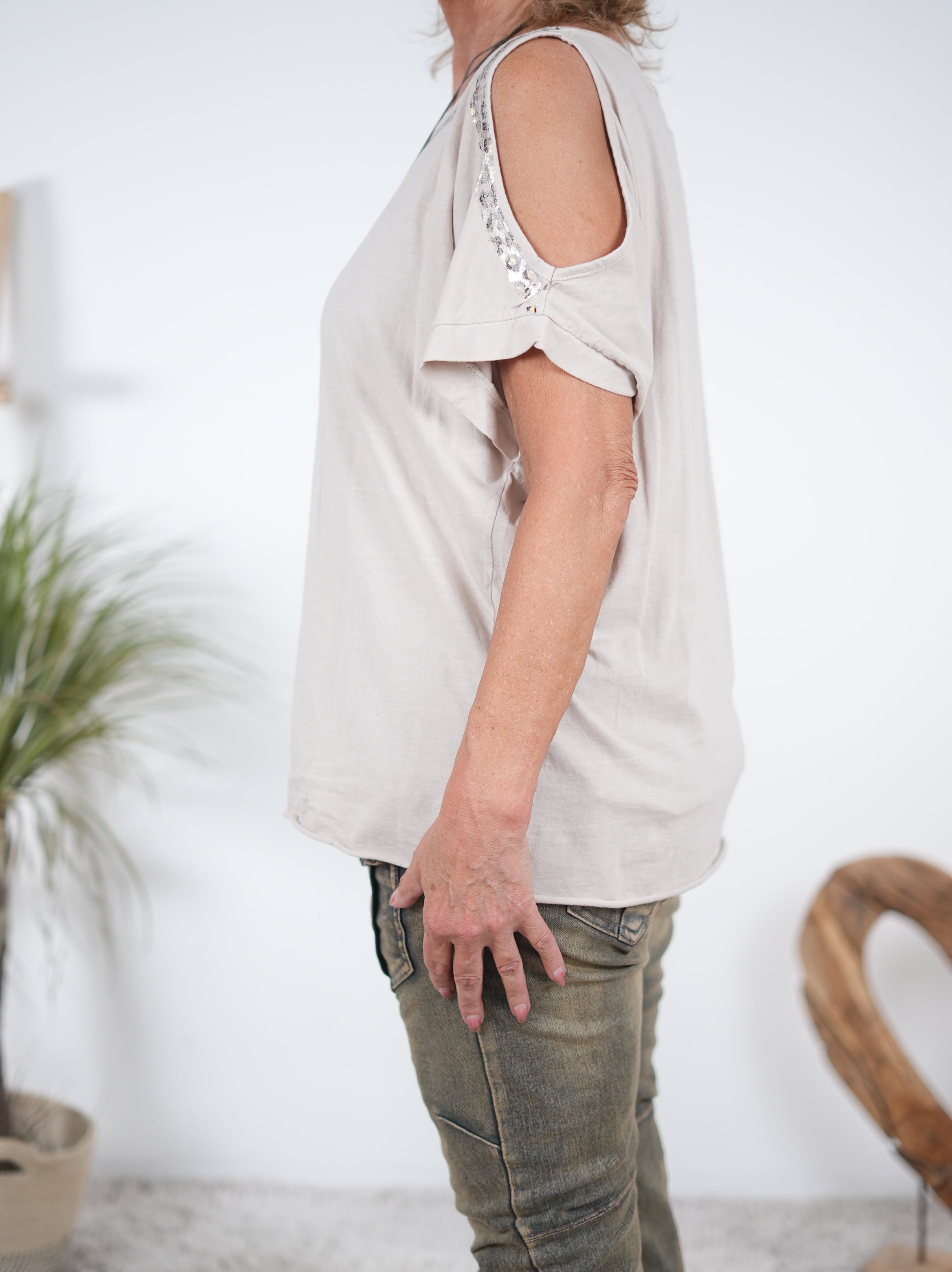 Shirt mit Cut Outs und Leo Akzent