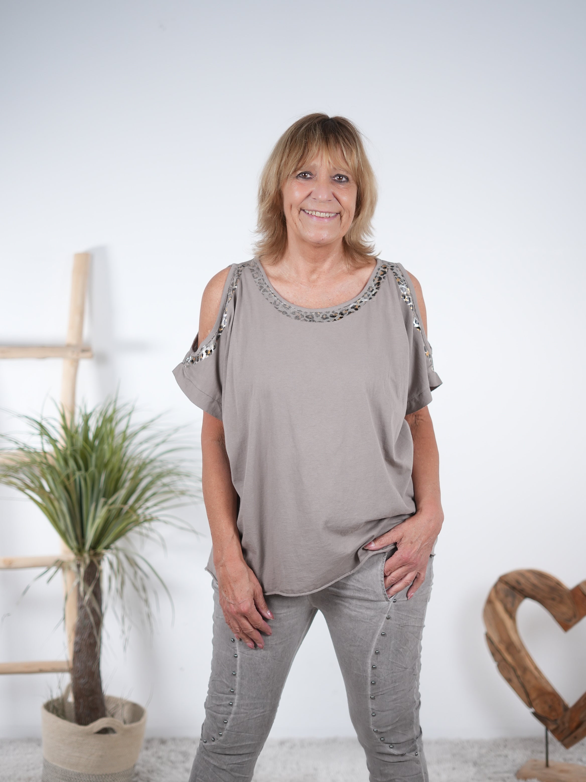 Shirt mit Cut Outs und Leo Akzent Taupe