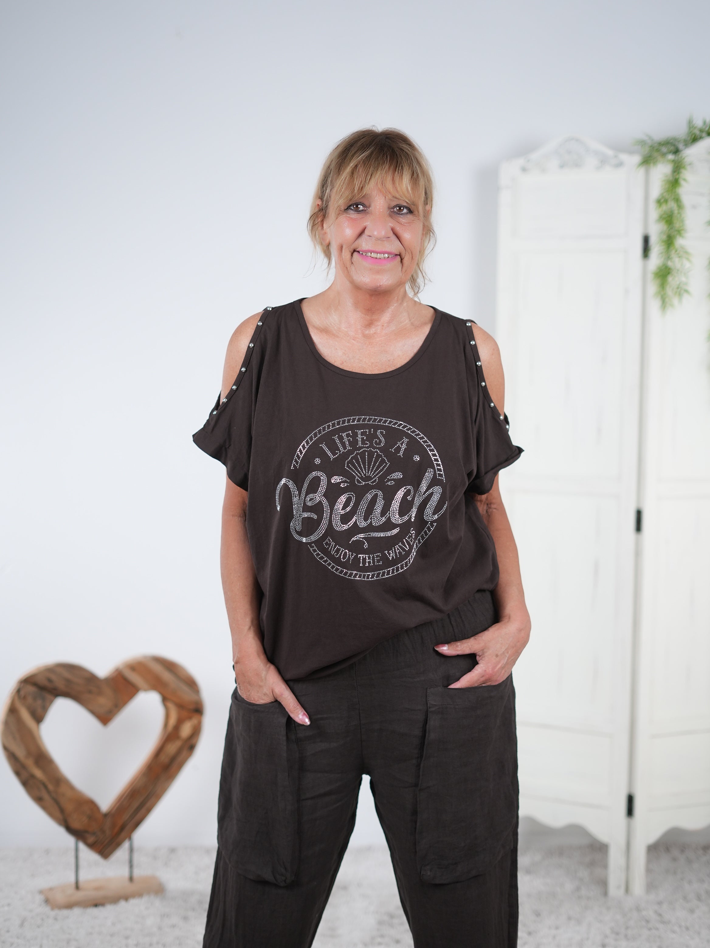 Shirt mit Motiv aus Strasssteinen und Cut Outs Schoko
