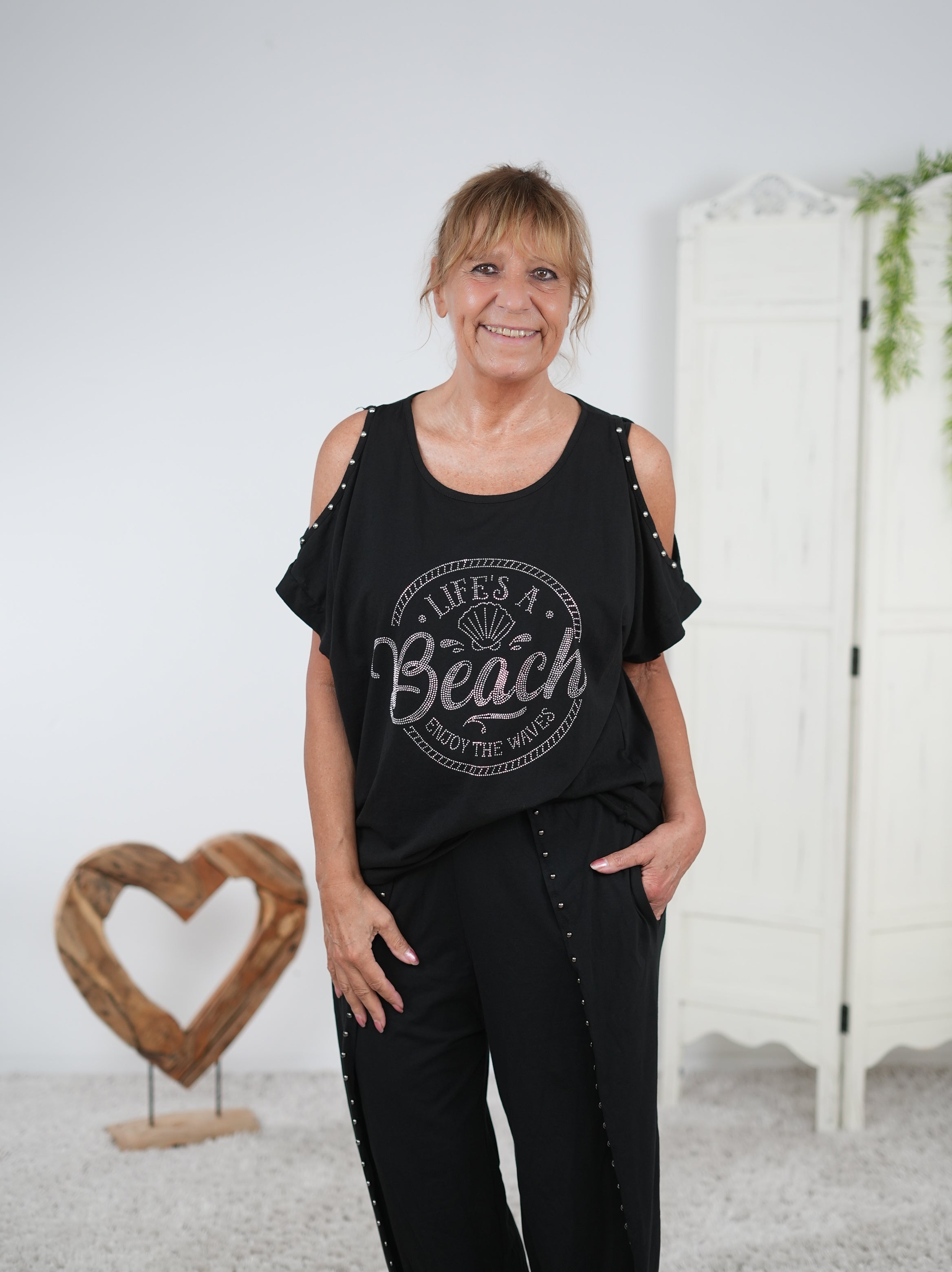 Shirt mit Motiv aus Strasssteinen und Cut Outs Schwarz