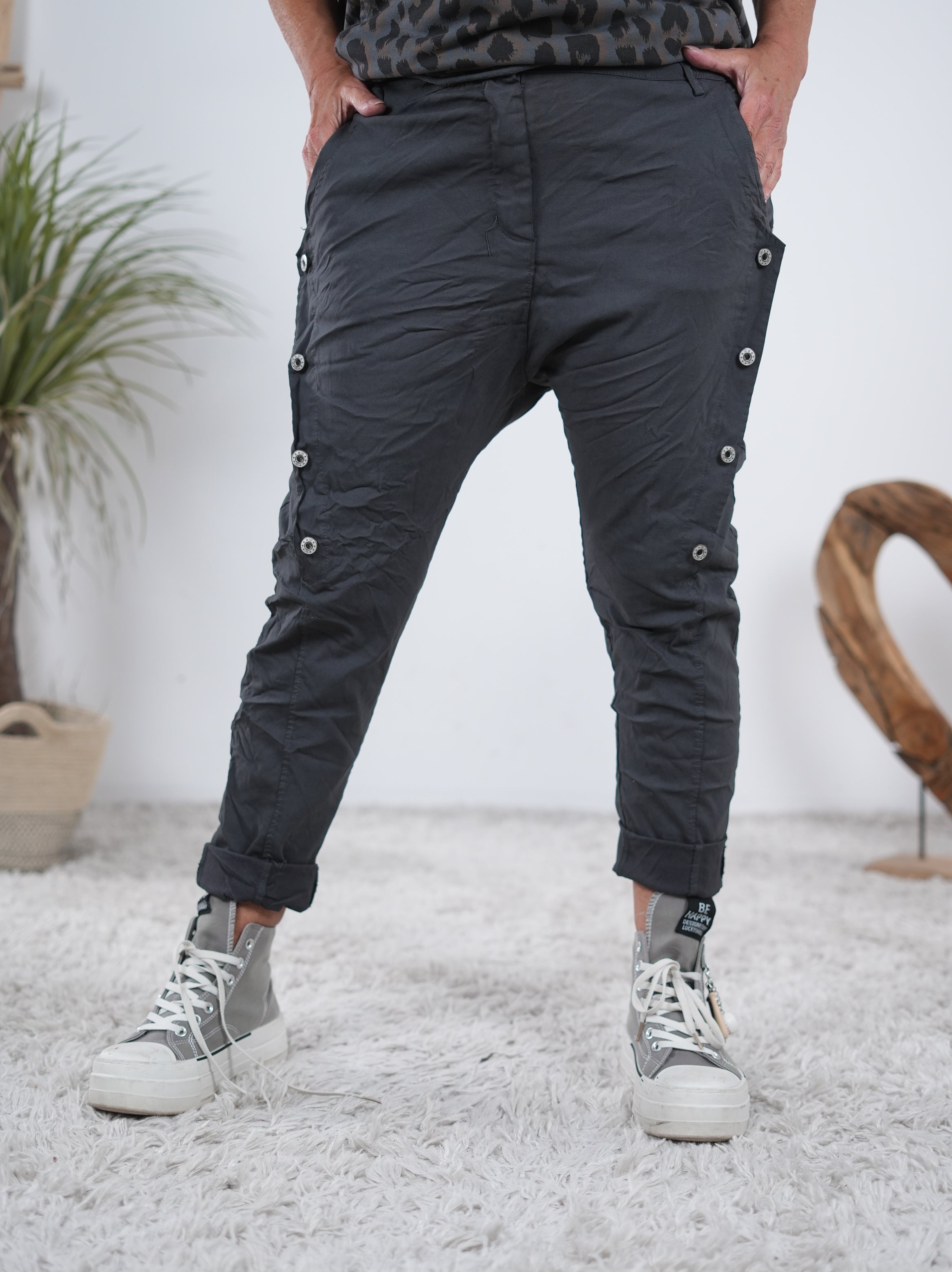 Sportliche Baggy mit seitlicher Knopfleiste Grau