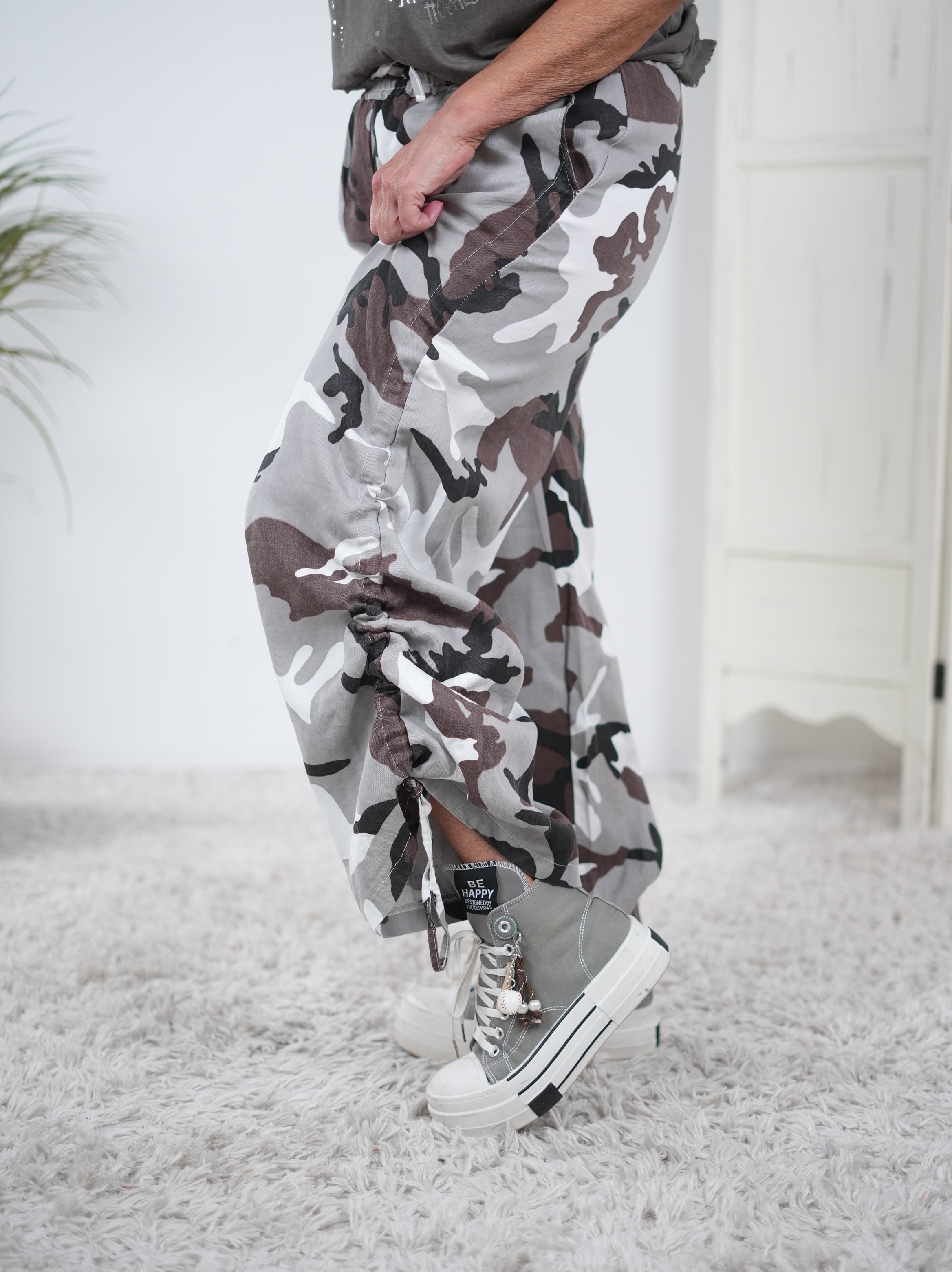 Sportliche Camouflage Pants mit seitlicher Raffung