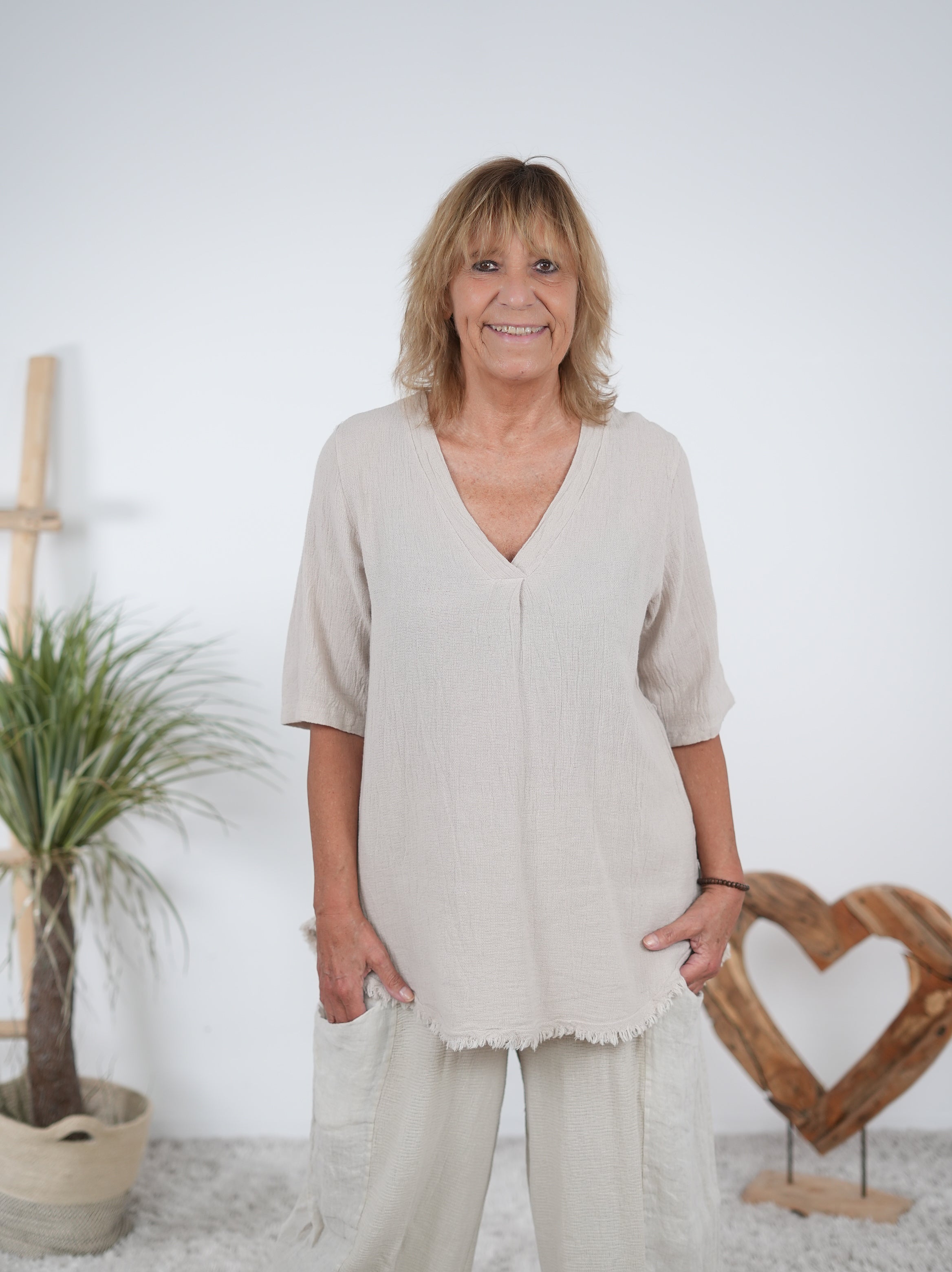 Vokuhila Leinenmix Shirt mit V-Ausschnitt Beige