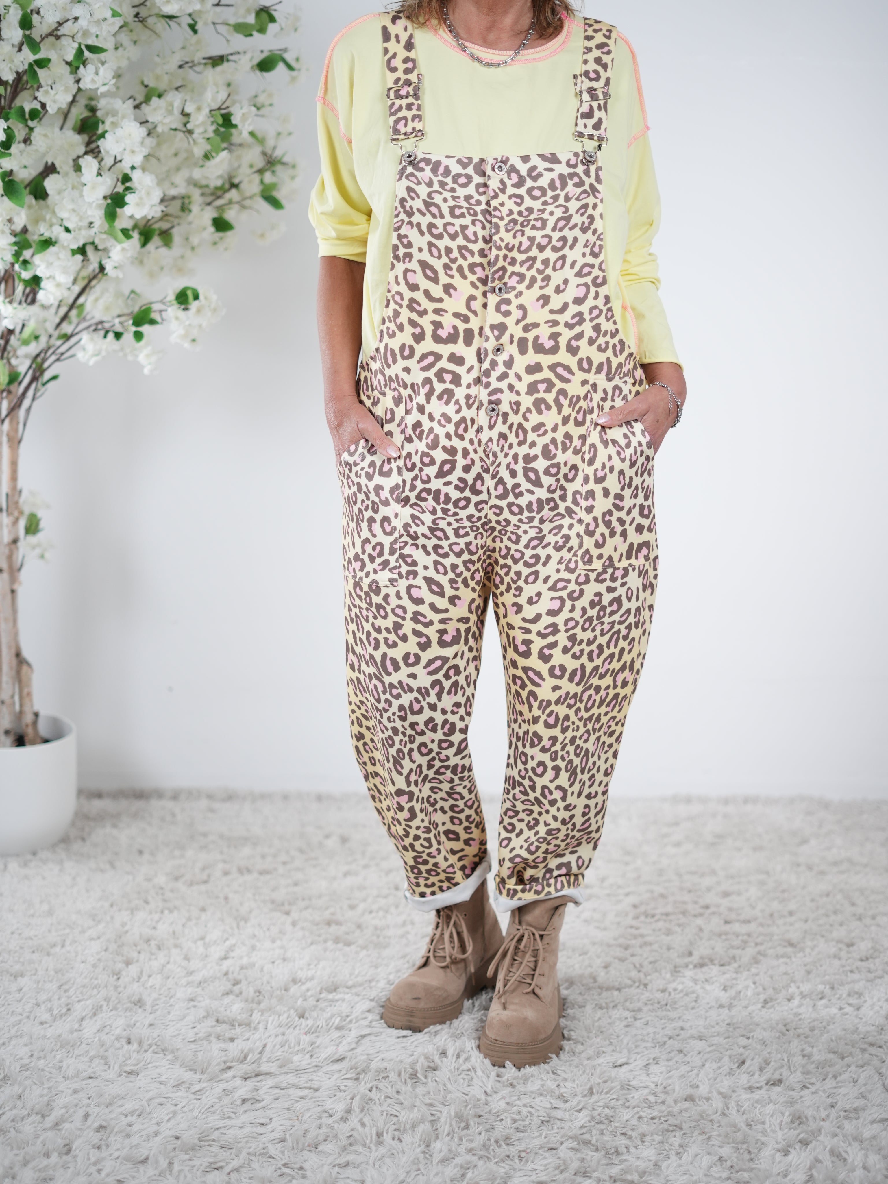 weiche Latzhose im Leo Look