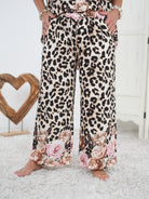 Marlene Hose im Leo Look mit Blumen Motiv Beige