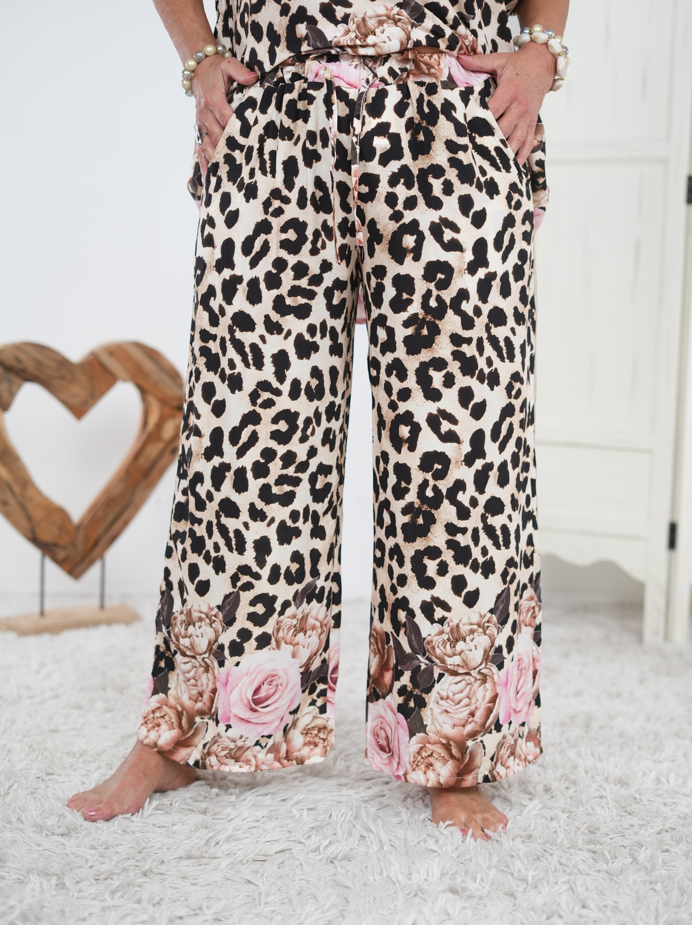 Marlene Hose im Leo Look mit Blumen Motiv Beige
