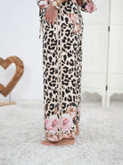 Marlene Hose im Leo Look mit Blumen Motiv