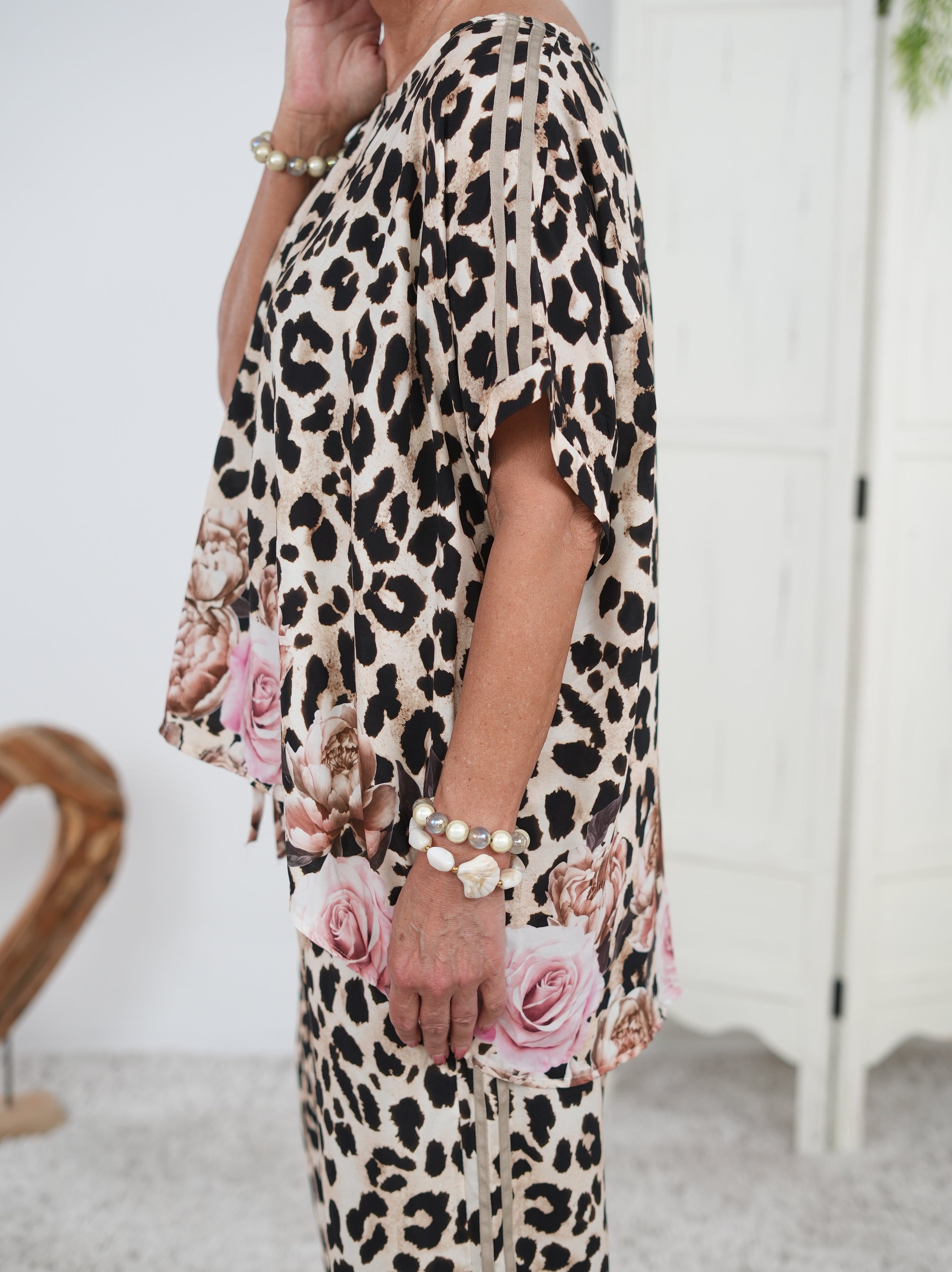 Blusenshirt im Leo Look mit Blumen Motiv