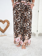 Marlene Hose im Leo Look mit Blumen Motiv Camel