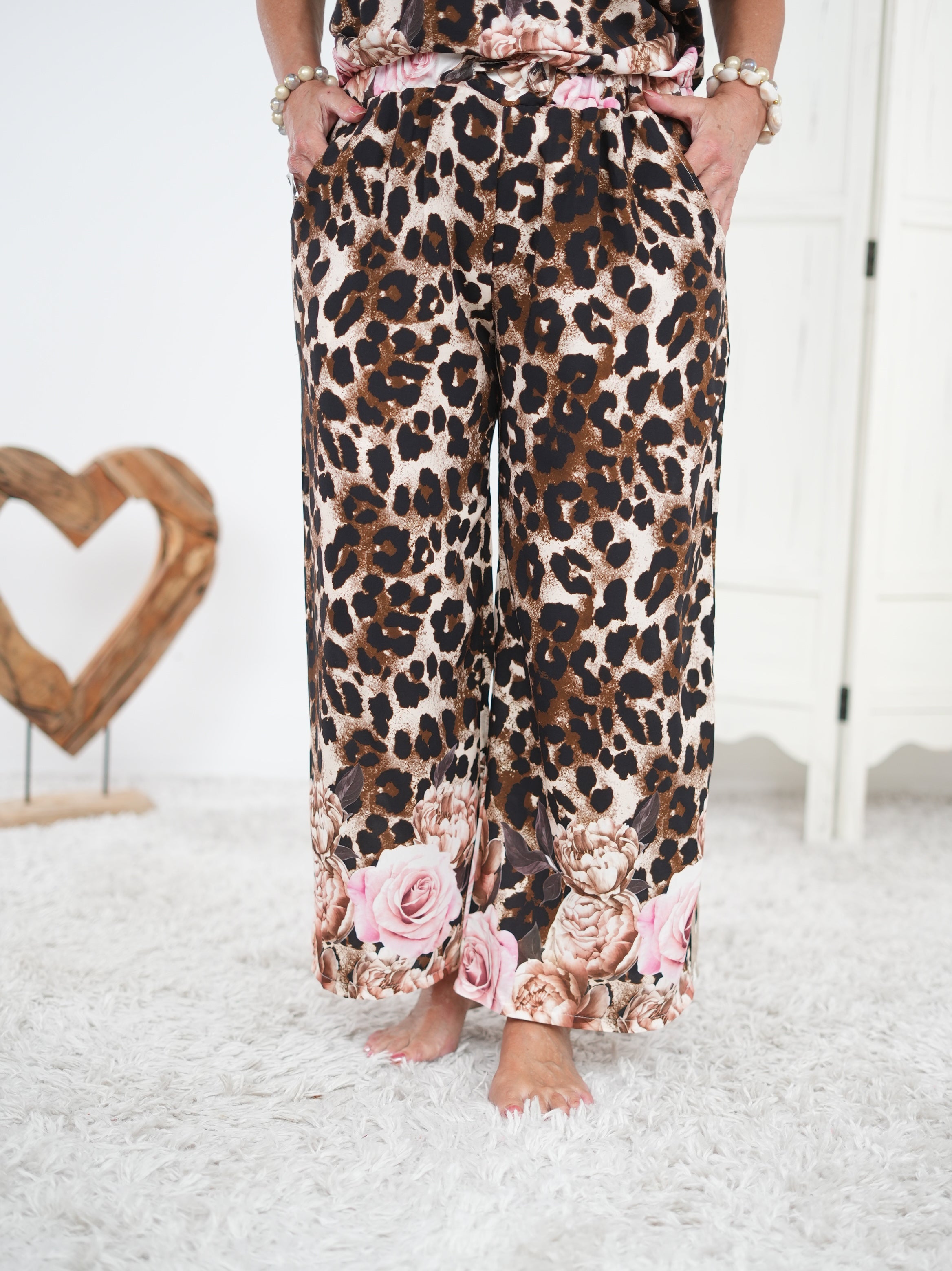 Marlene Hose im Leo Look mit Blumen Motiv Camel