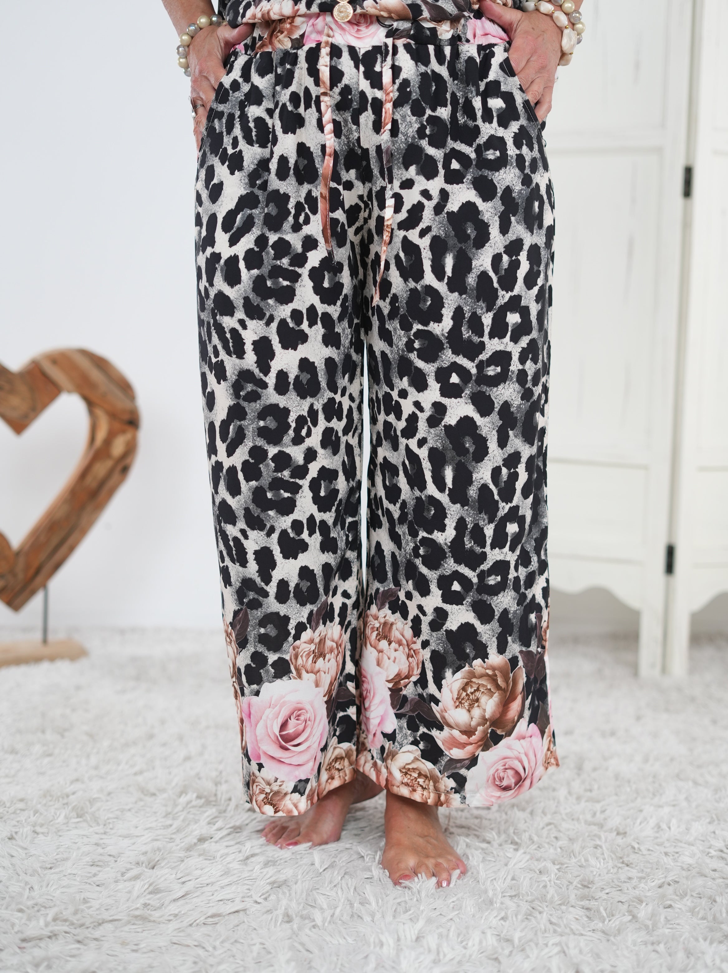 Marlene Hose im Leo Look mit Blumen Motiv Anthrazit