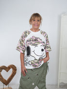 ausgefallenes Shirt mit Camo Akzenten und großem Motiv