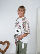 ausgefallenes Shirt mit Camo Akzenten und großem Motiv