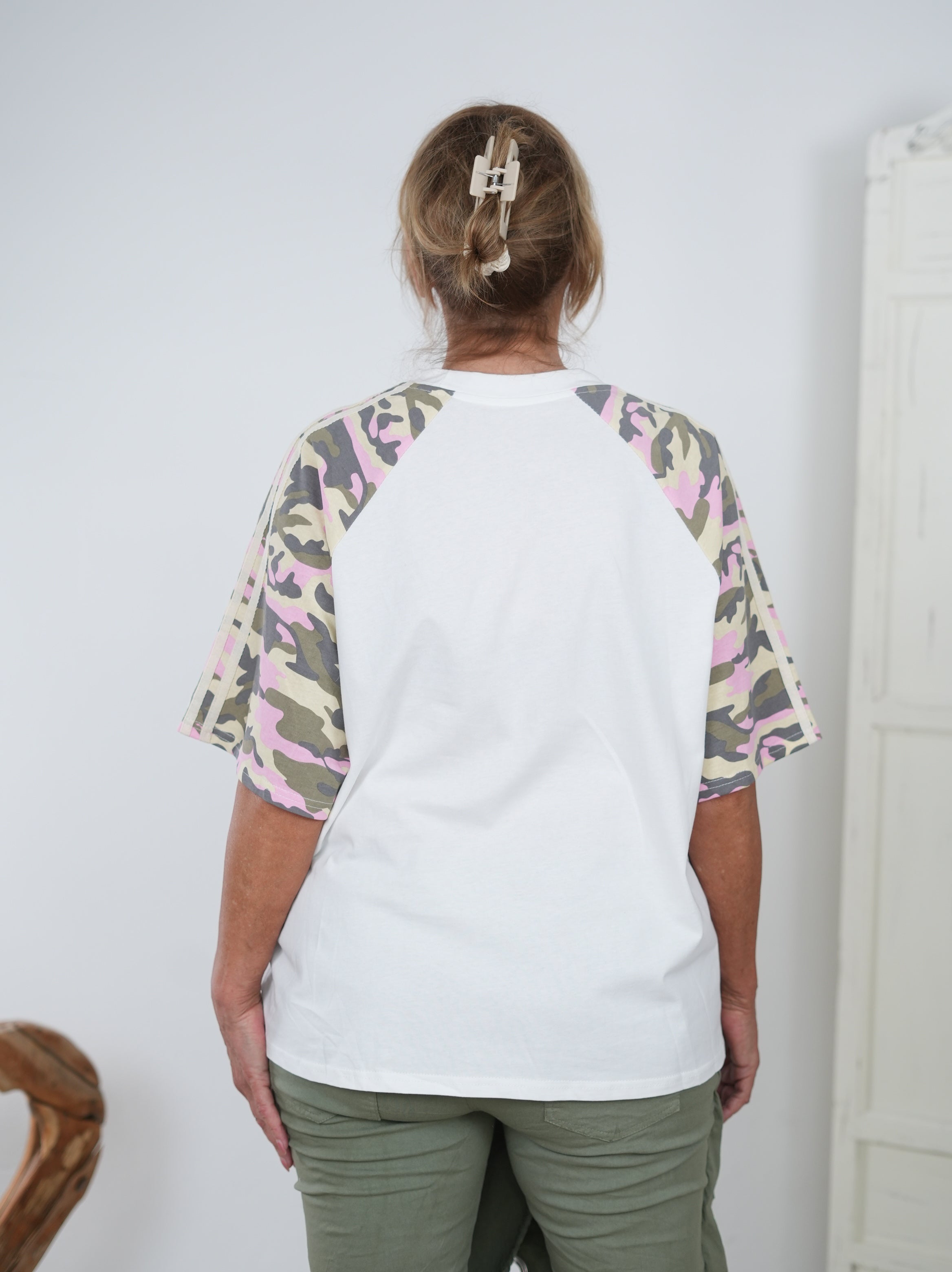 ausgefallenes Shirt mit Camo Akzenten und großem Motiv