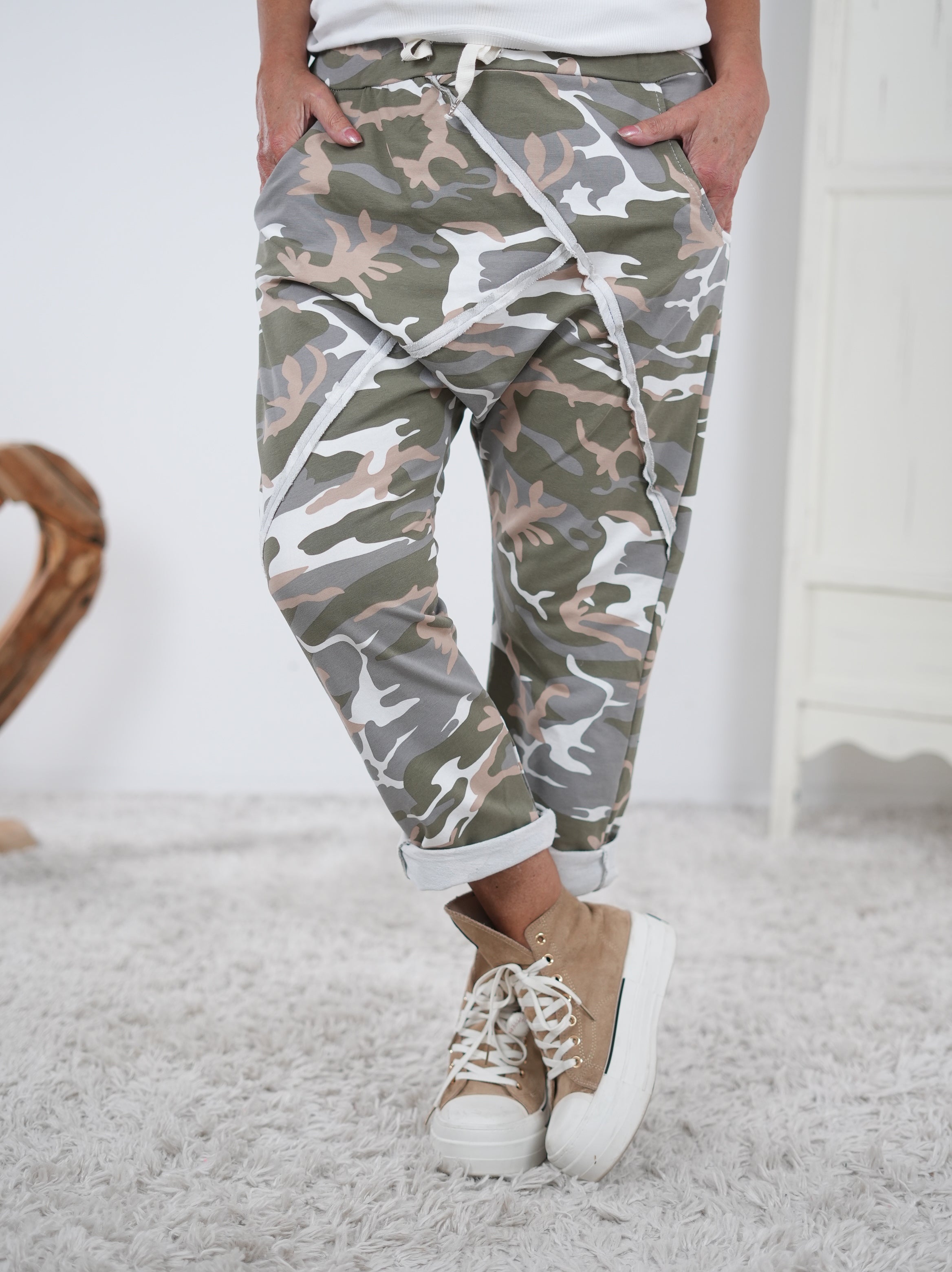 Camouflage Baggy mit Außennähten Weiß
