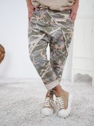 Camouflage Baggy mit Außennähten Beige