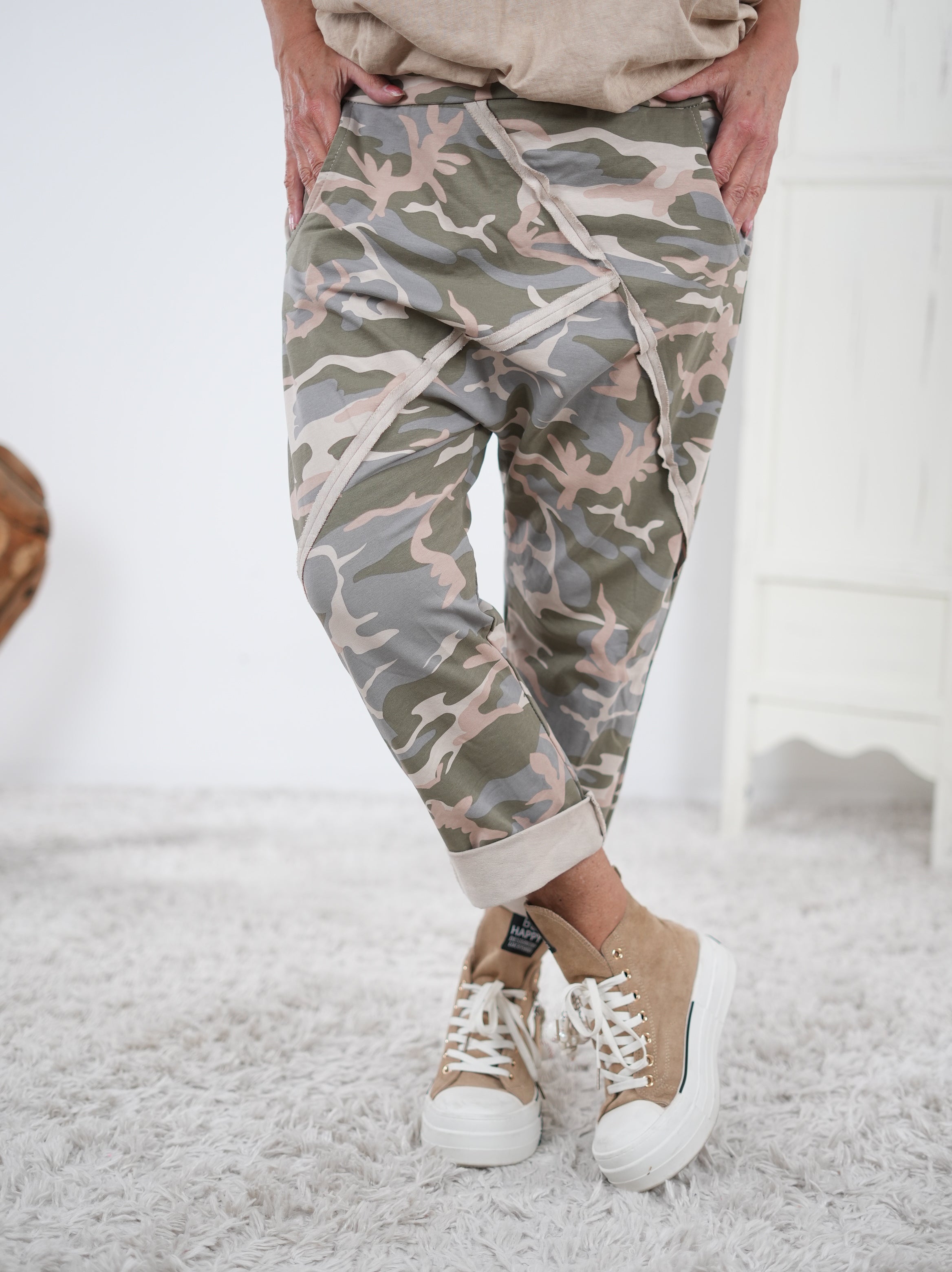 Camouflage Baggy mit Außennähten Beige