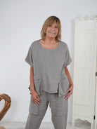 Leinen Bluse mit aufgesetzten Taschen Taupe