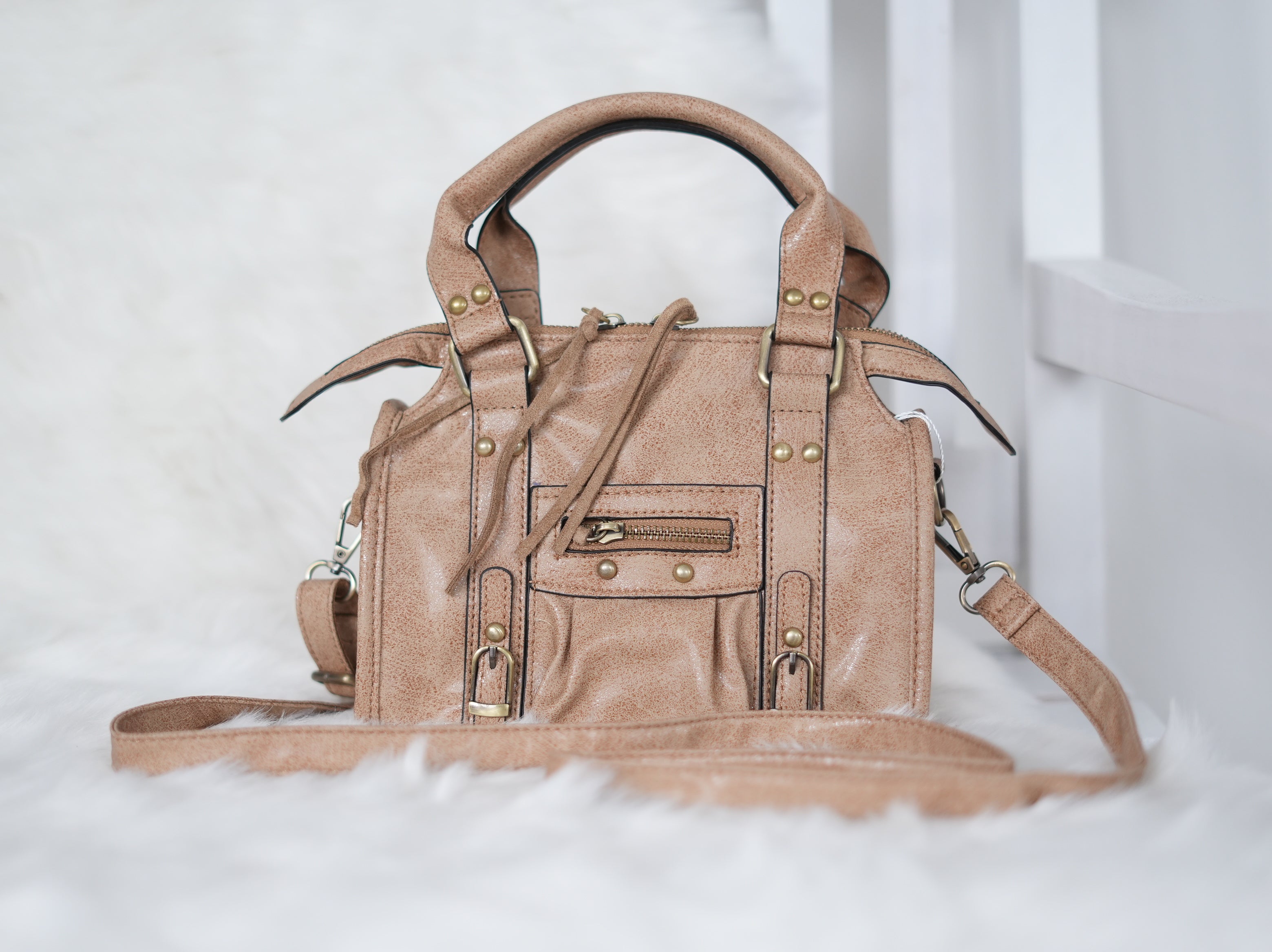 Lässige Crossbody Tasche mit Vintage-Details und Nieten Camel