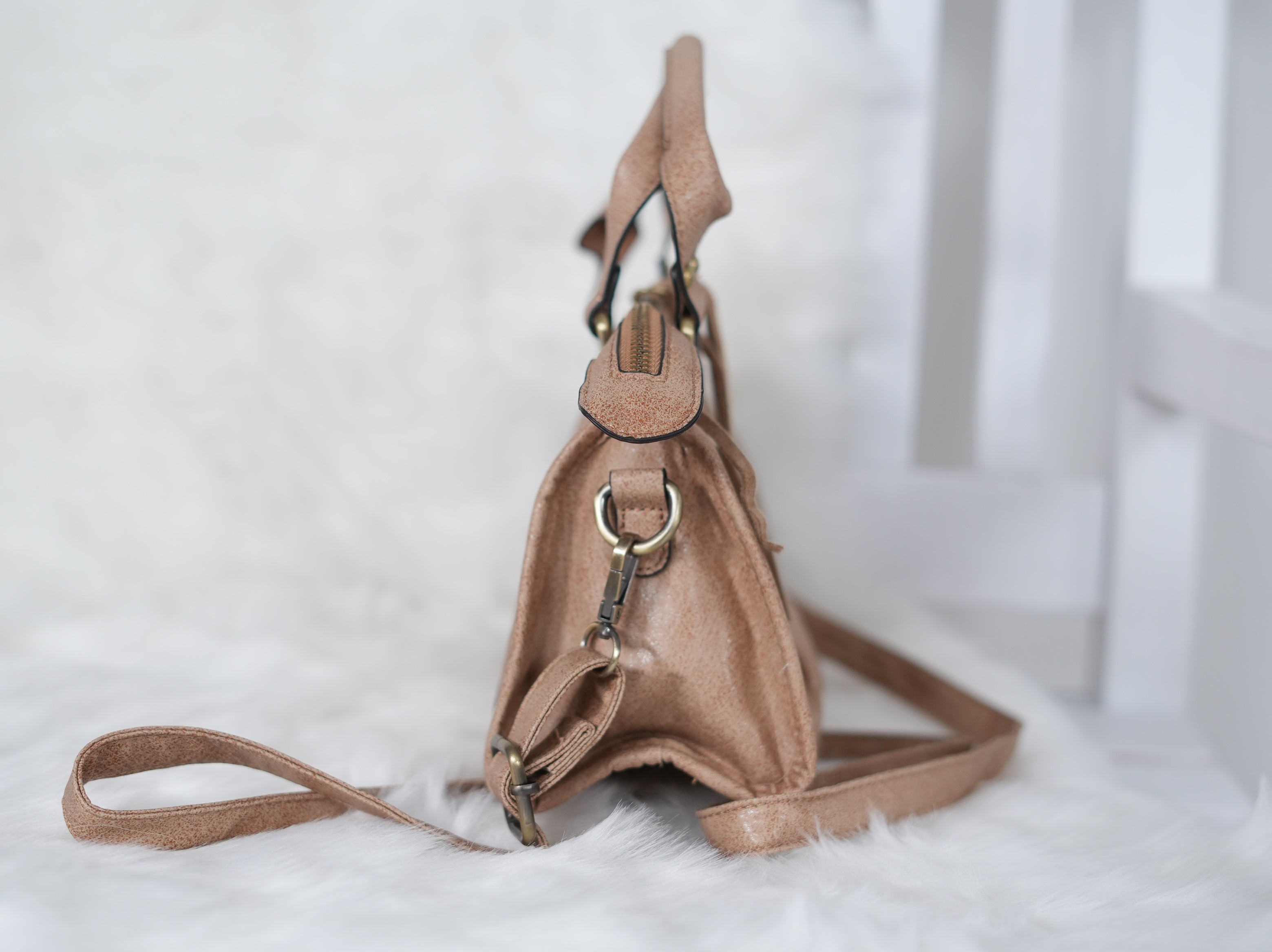 Lässige Crossbody Tasche mit Vintage-Details und Nieten