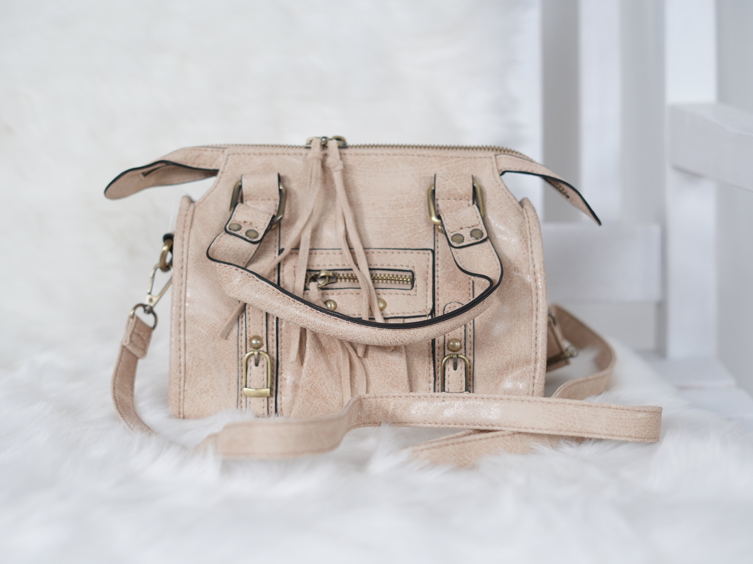 Lässige Crossbody Tasche mit Vintage-Details und Nieten Beige