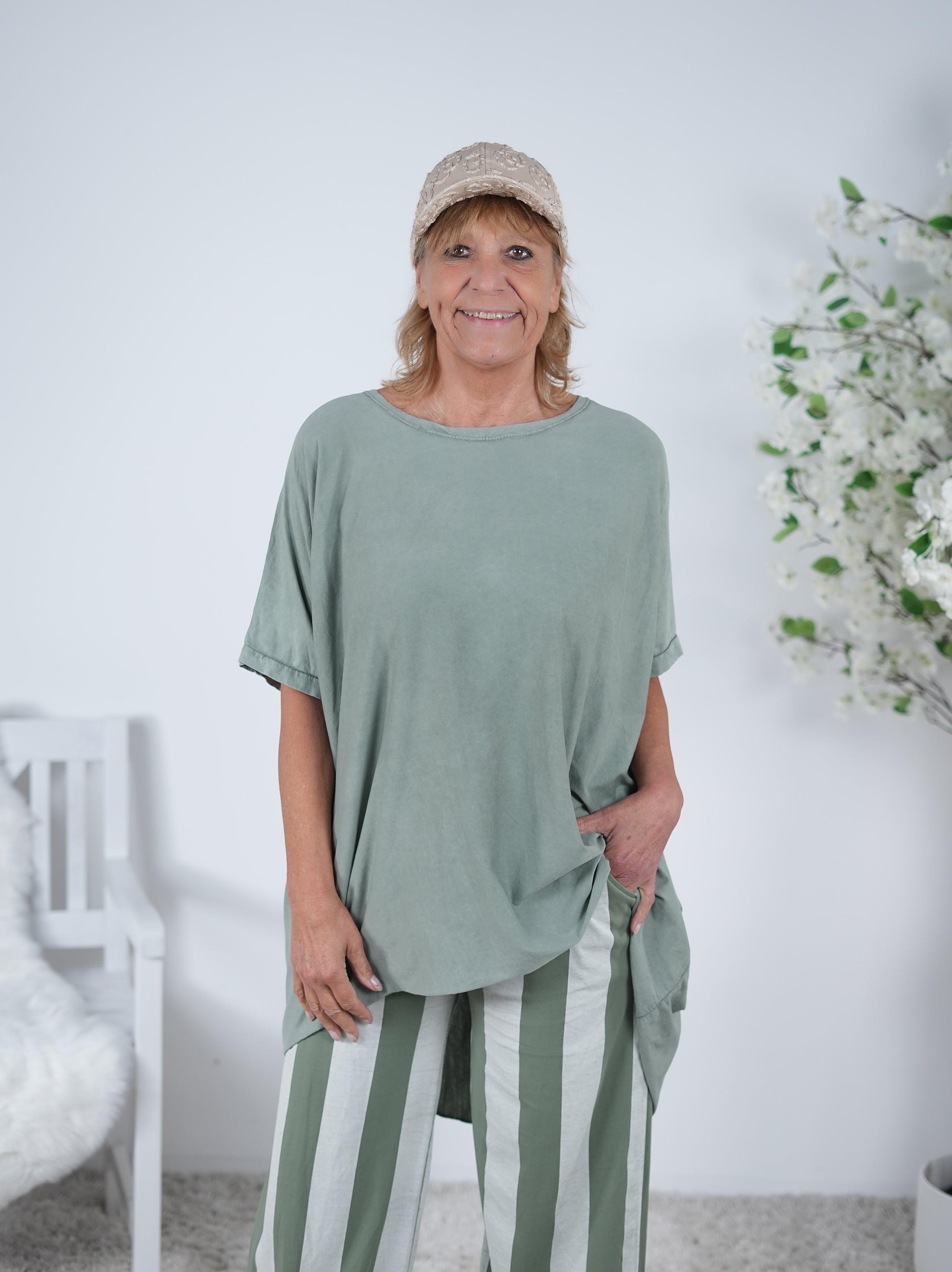 oversize Basic Shirt im Vokuhila Schnitt One Size (ca Gr. 42 44 "oversize"-48 50) Olive