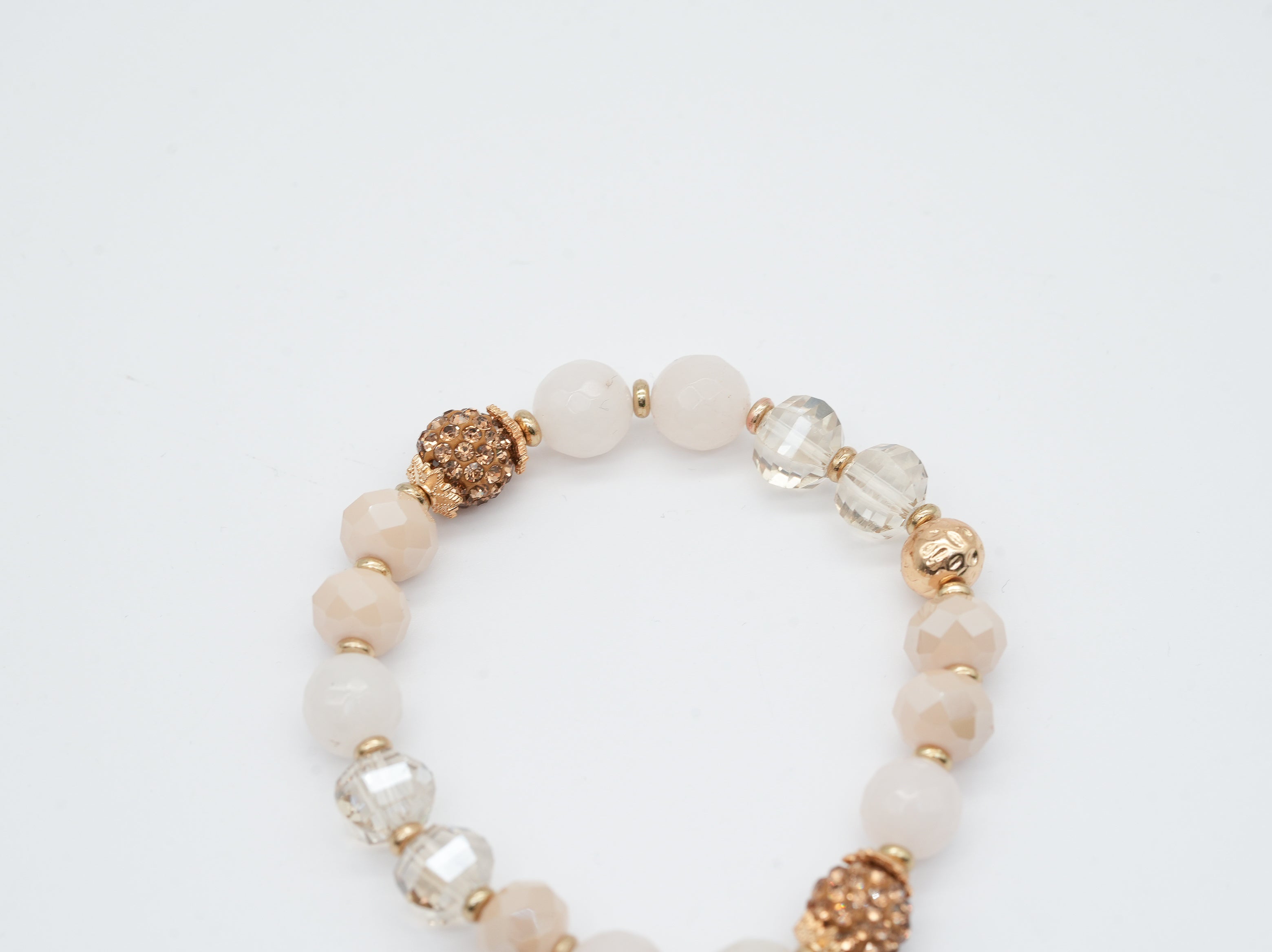 Perlenarmband in Sand Tönen