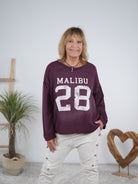 leichtes Sweaty mit Rundhalsausschnitt und "Malibu" Print Bordeaux
