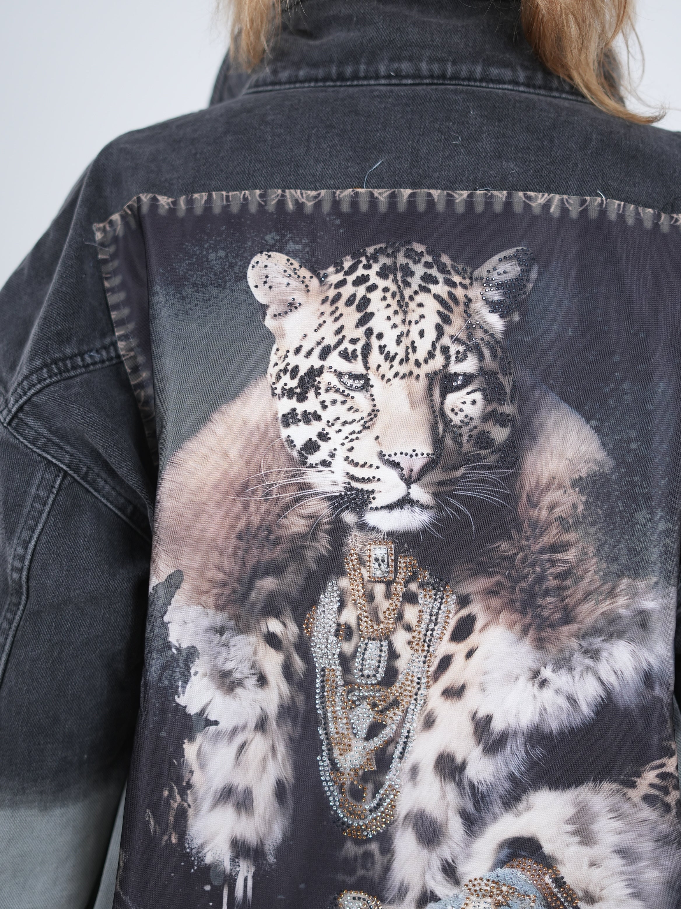 ausgefallene Jeans Jacke mit großem Motiv, zweifarbig