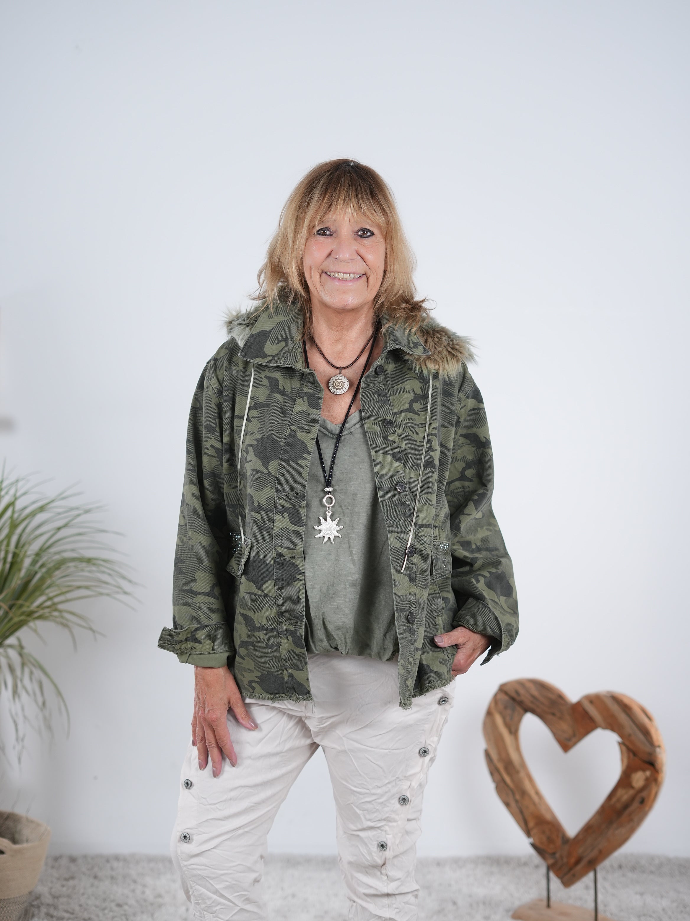 Trendige Jeans Jacke im Camo Look
