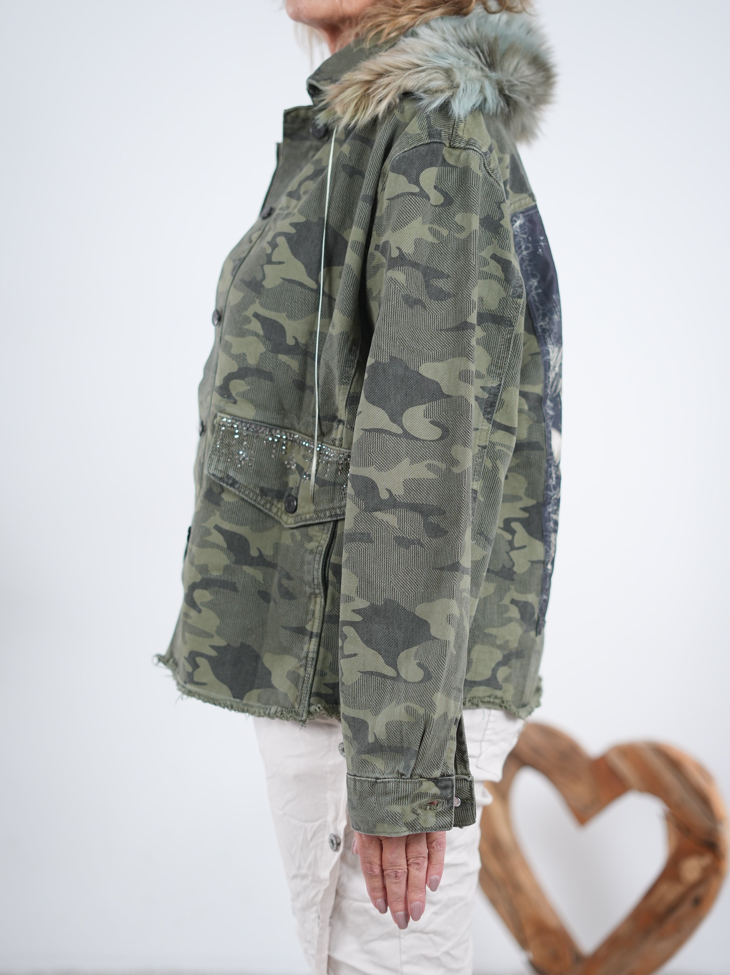 Trendige Jeans Jacke im Camo Look