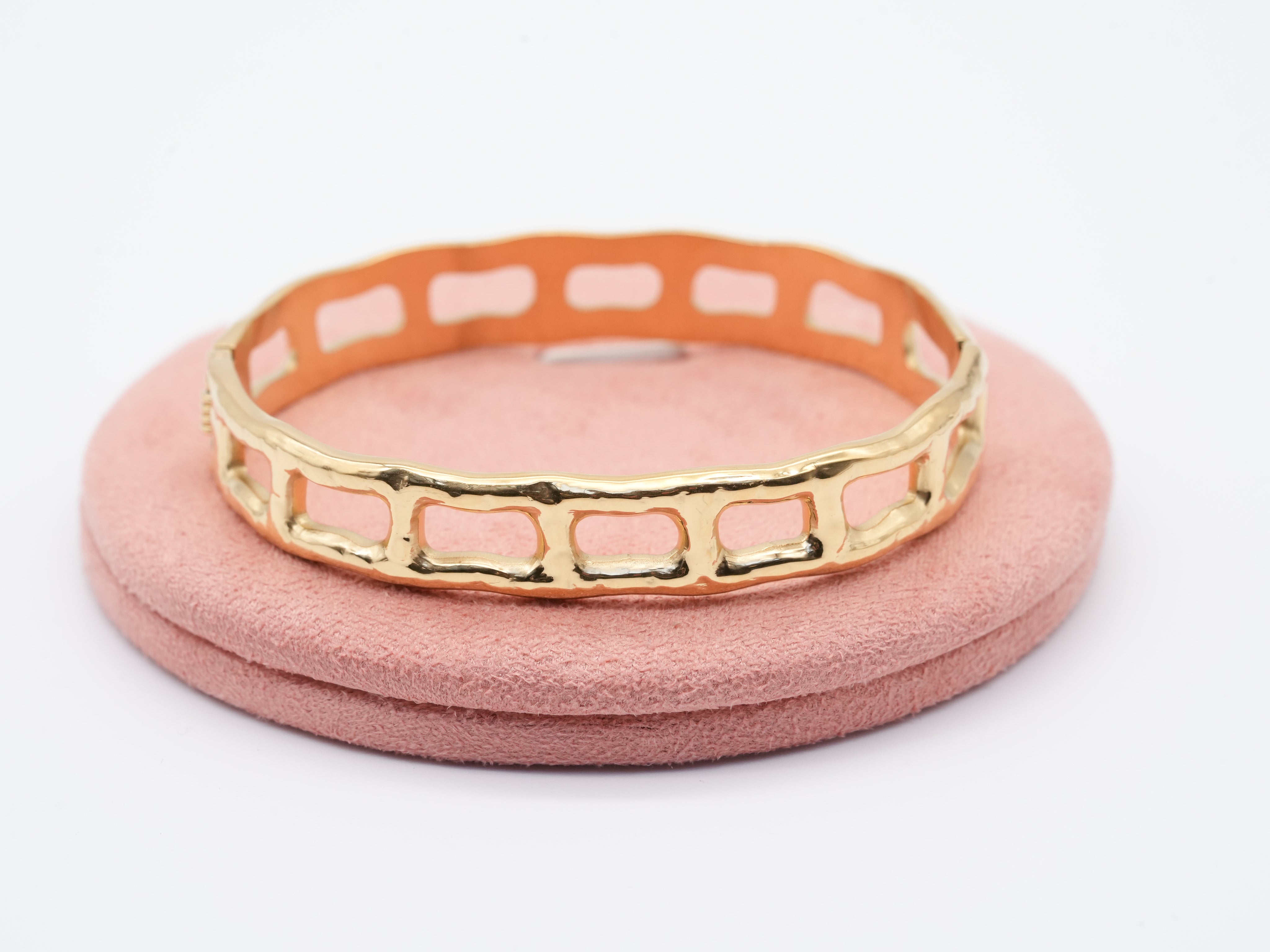 Edelstahlarmreif mit offenem Design Gold