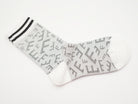 Socken mit Buchstaben Muster