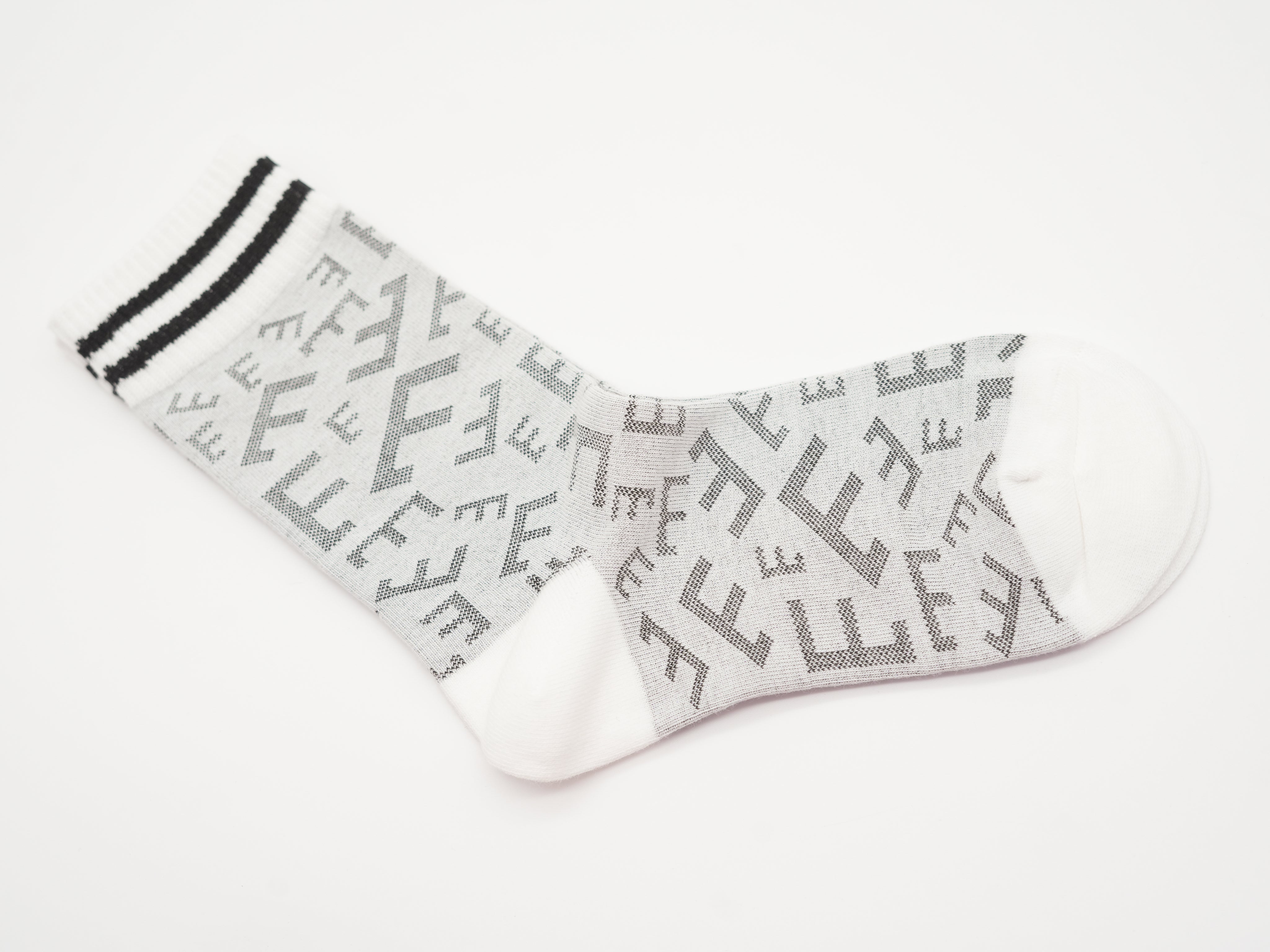 Socken mit Buchstaben Muster