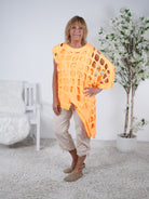Asymmetrisches Shirt mit ausgestanzten Elementen